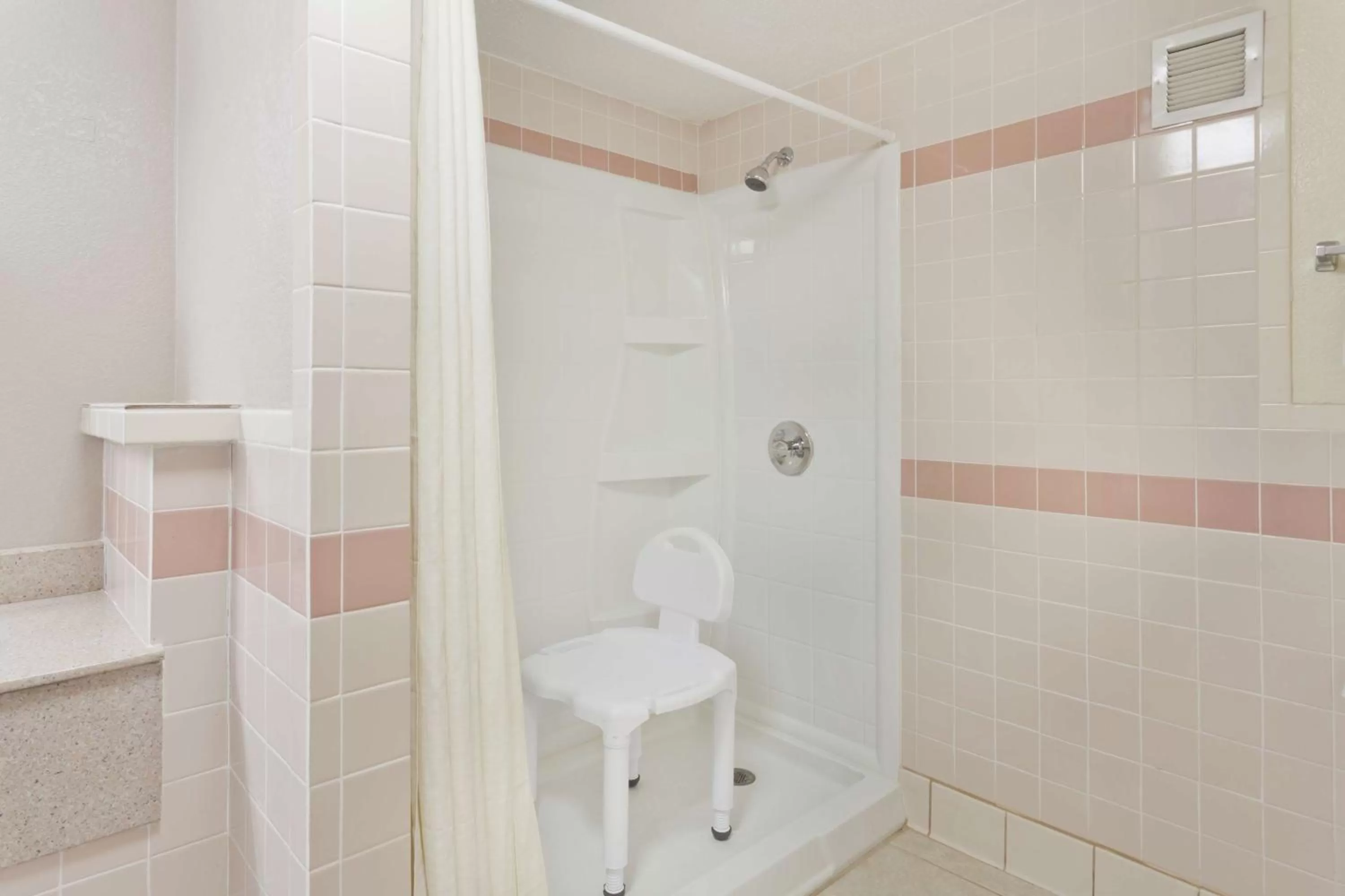 King Room - Disability Access - Non-Smoking in Super 8 by Wyndham Knoxville West/Farragut