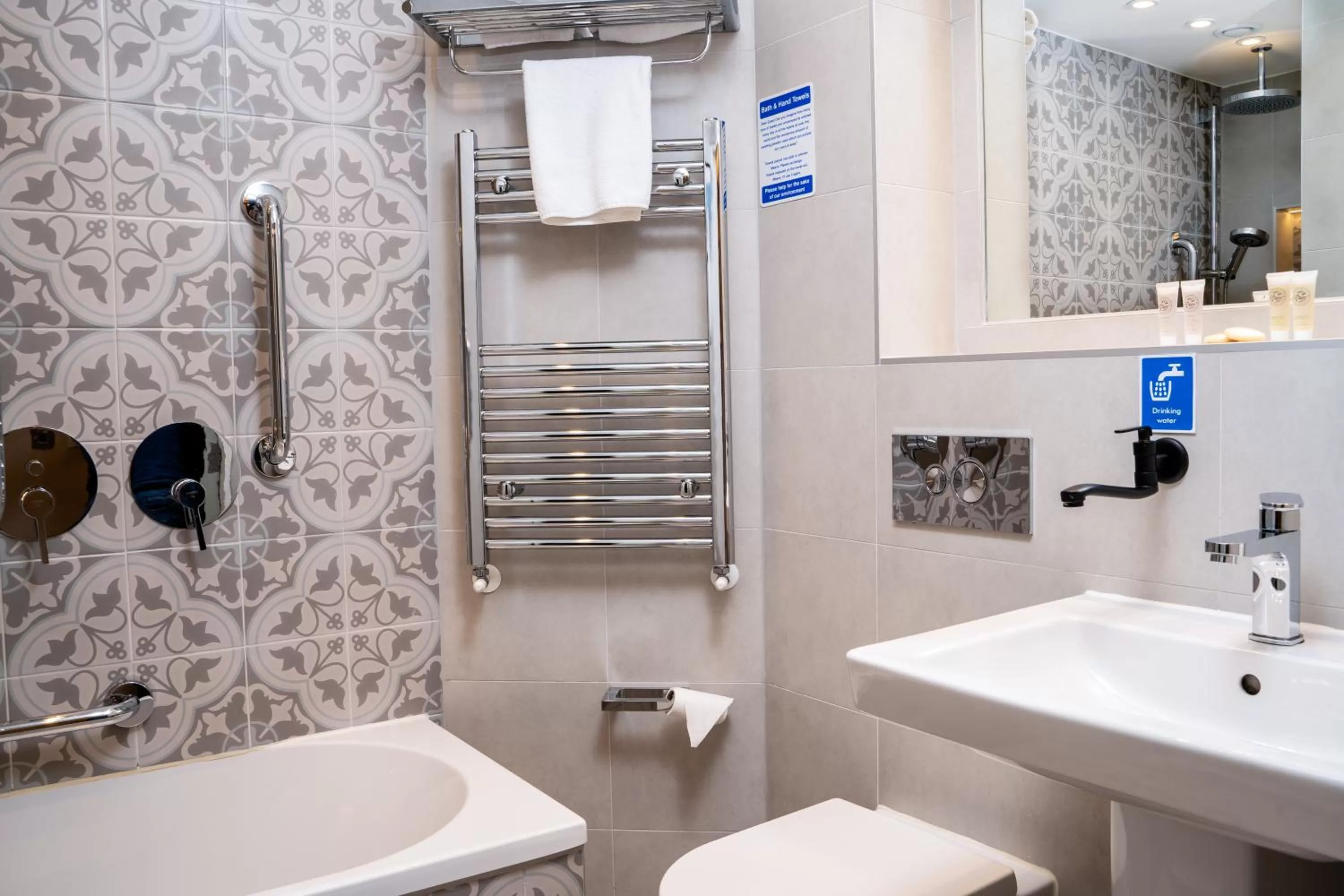 Bathroom in Roxford Lodge Hotel