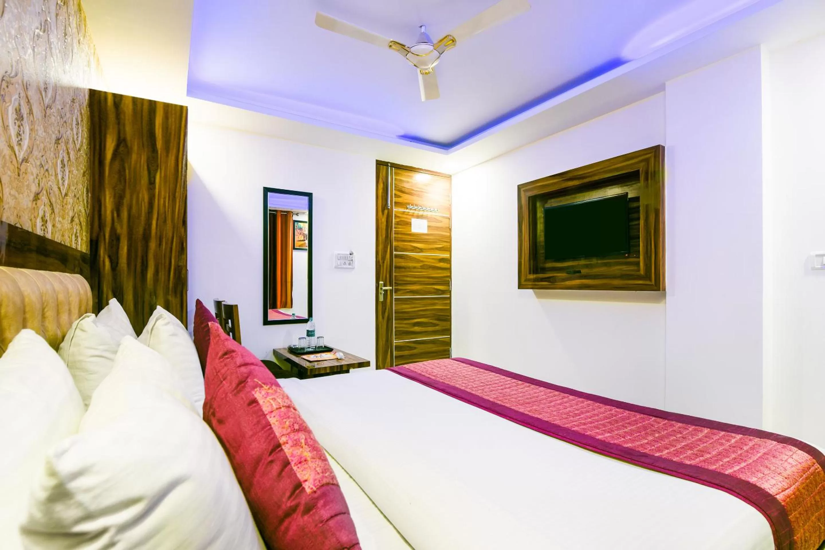 Bed in Hotel Pearl - Mahipalpur Delhi Airport
