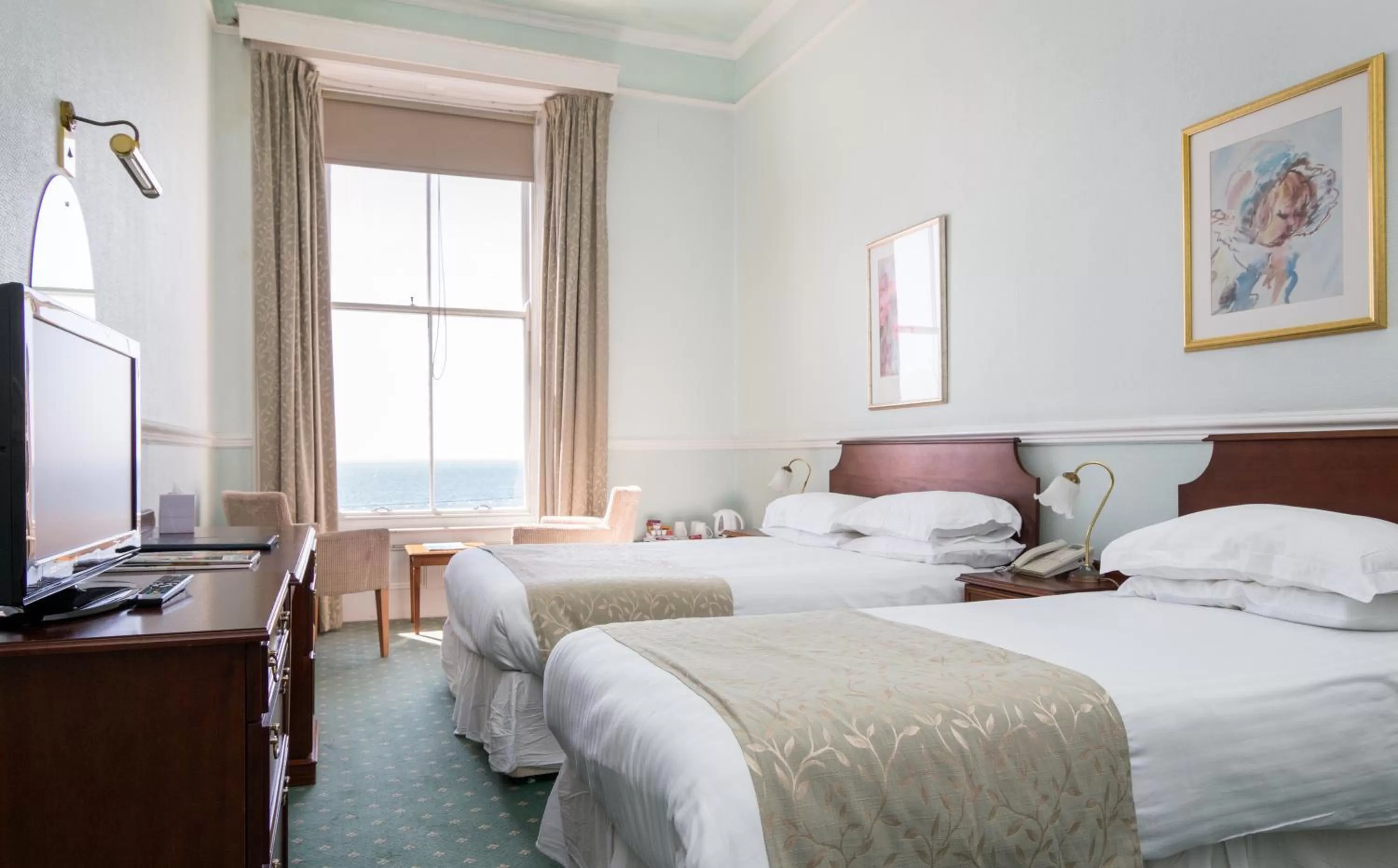 Bedroom, Bed in The Queens Hotel