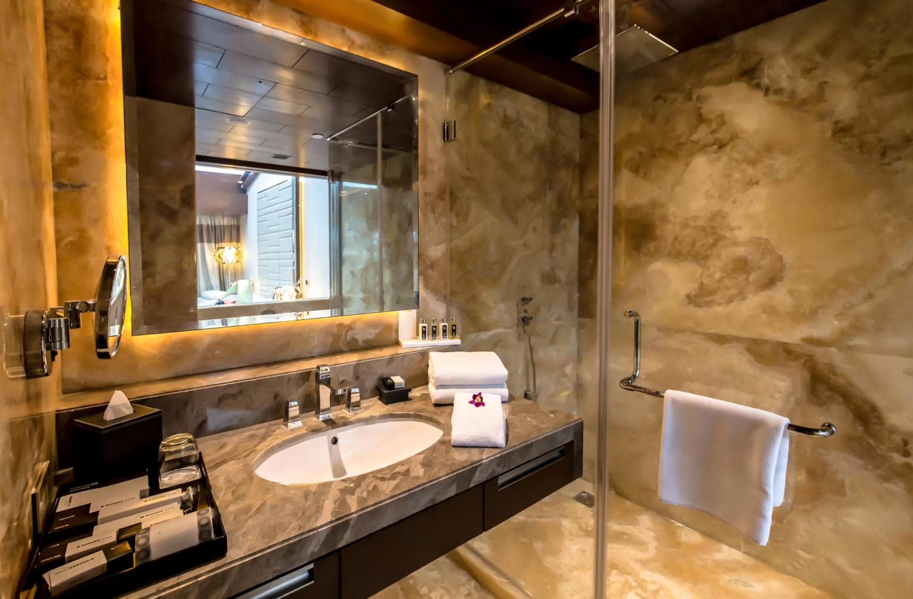 Shower in Hotel Sahara Star