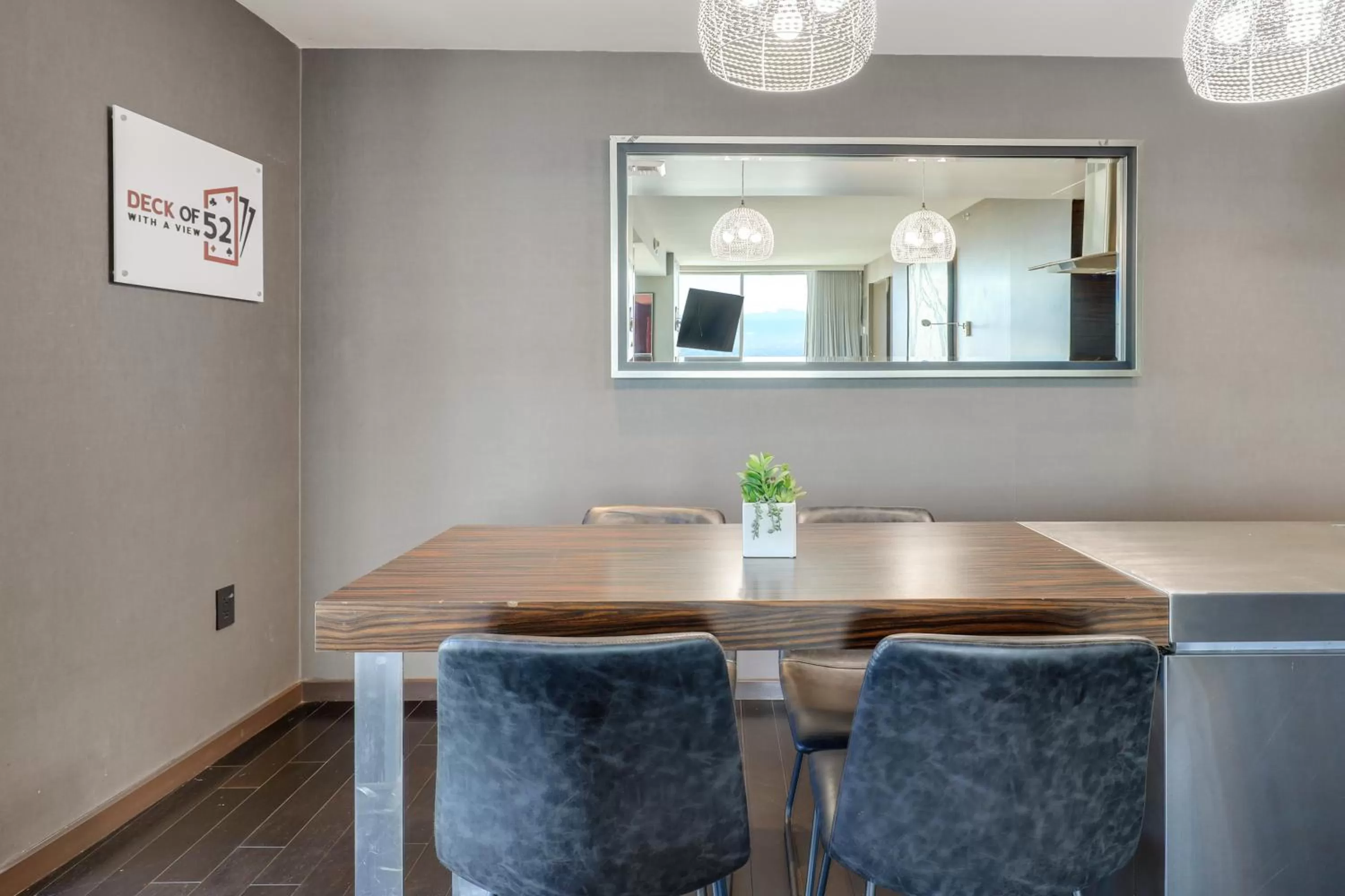 Seating area in Vegas Palms HIGH 52nd fl. 1BDR corner penthouse 1220sqft