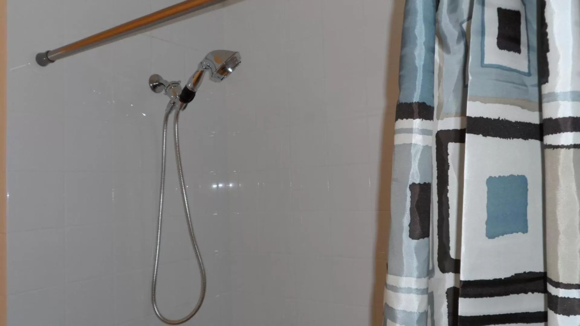 Shower, Bathroom in Cherry Tree Inn