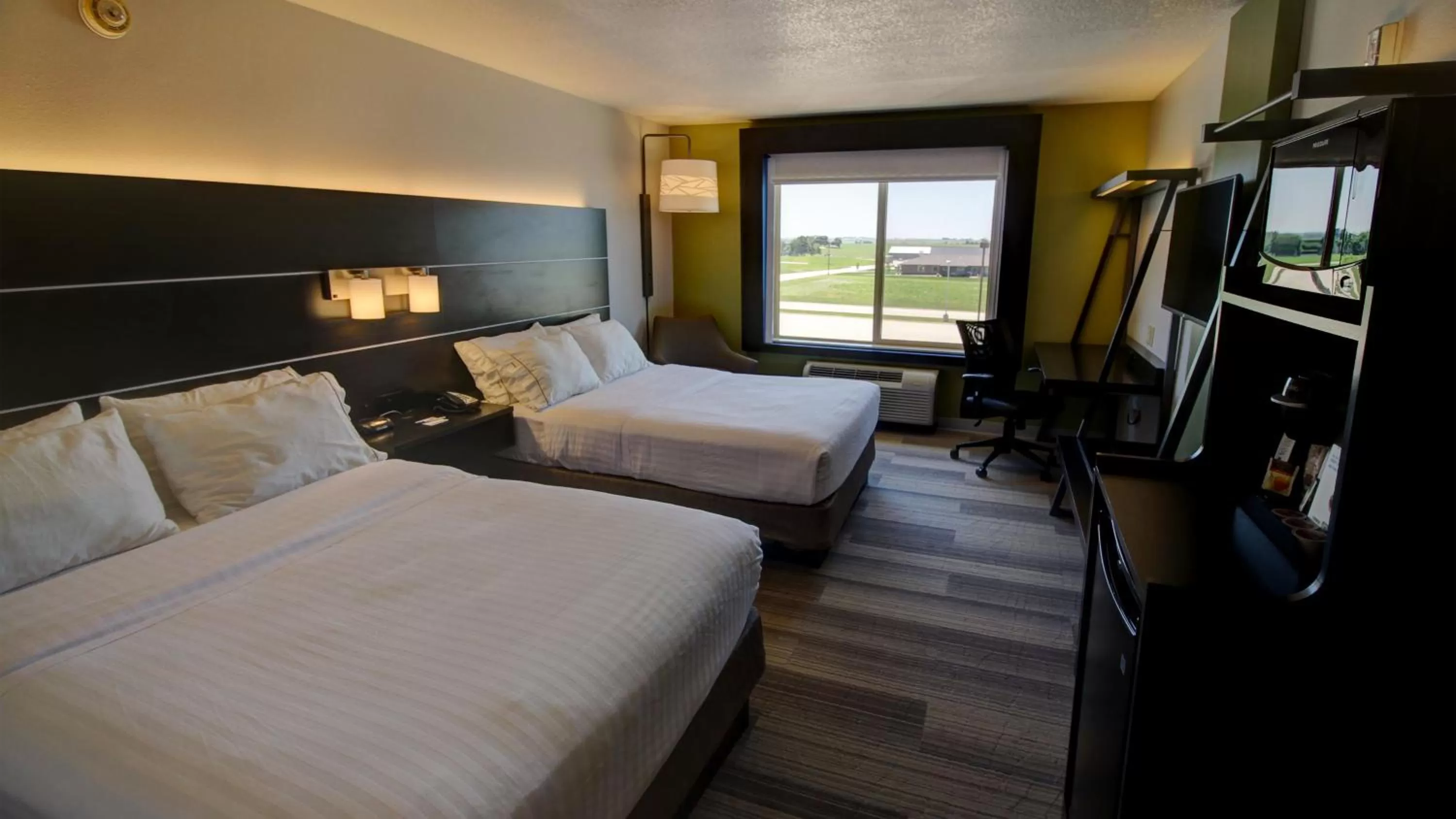 Photo of the whole room, Bed in Holiday Inn Express & Suites Sioux Center by IHG
