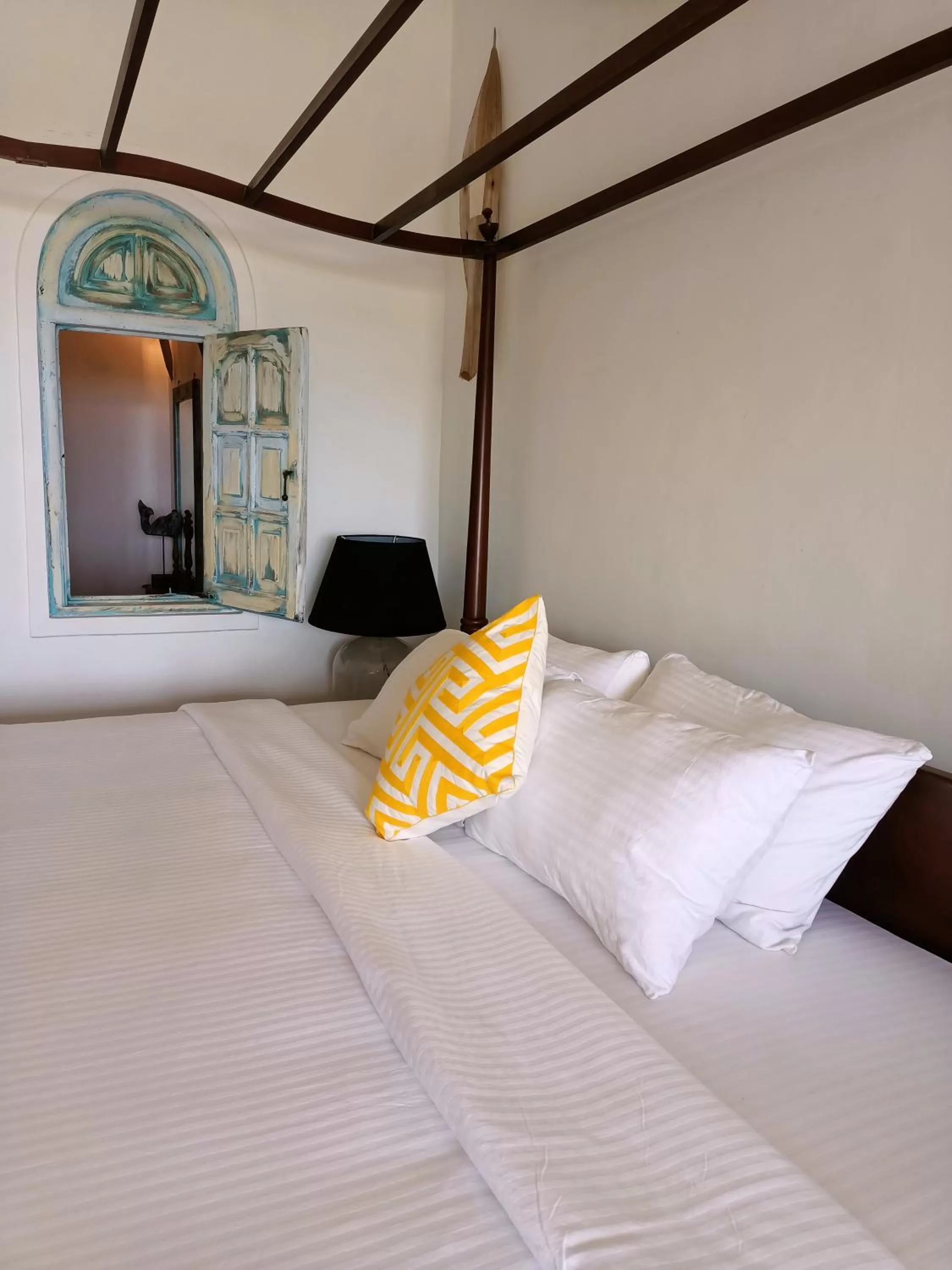 Sānti Beach House with pool & beach