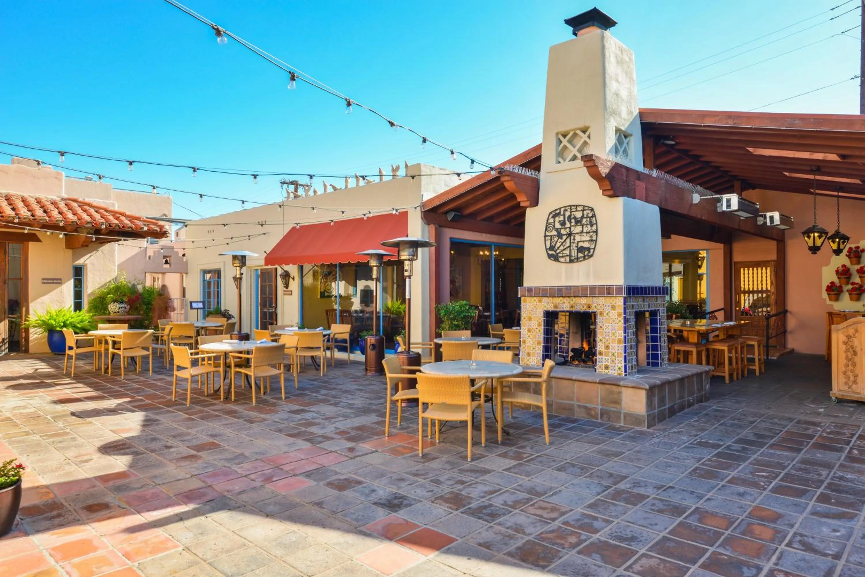 Restaurant/places to eat in Lodge On The Desert