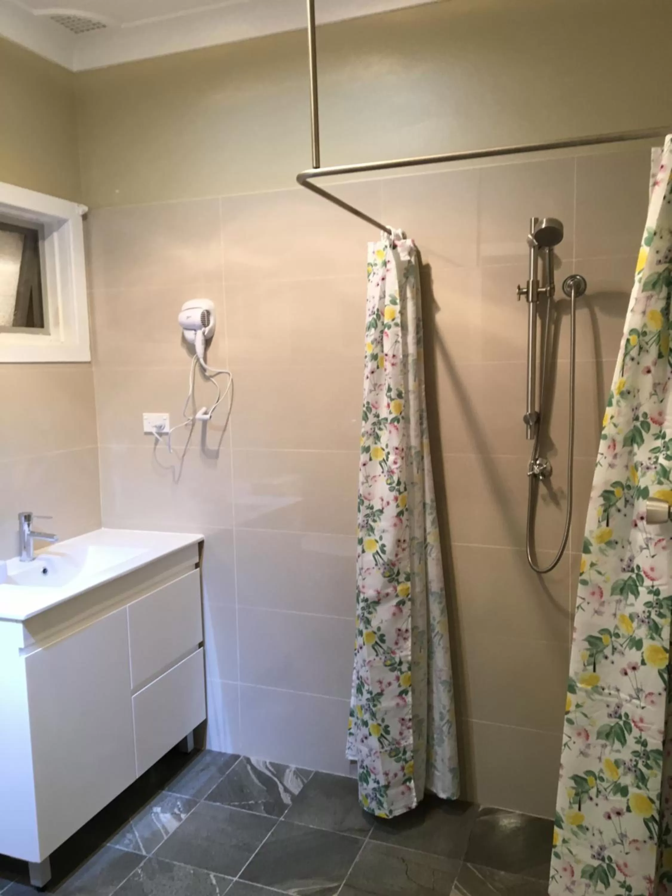 Bathroom in Poplars Inn Mittagong
