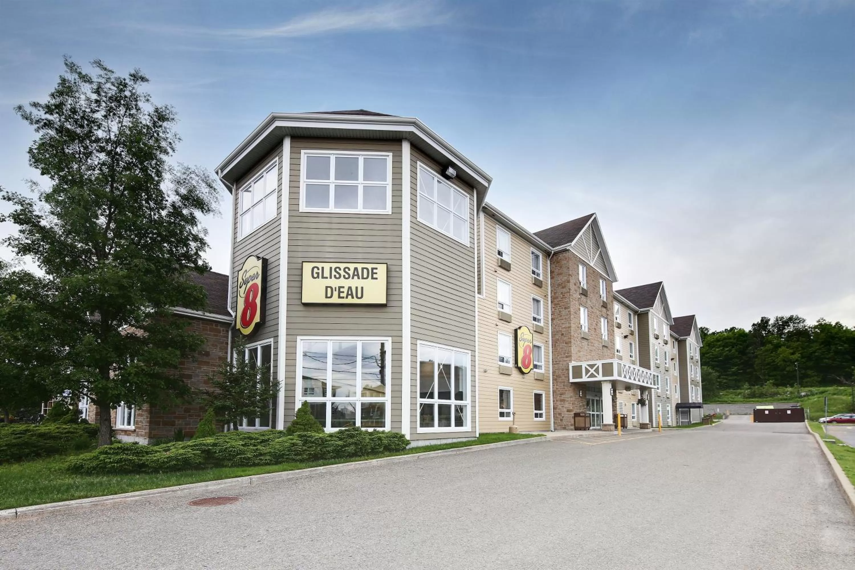 Facade/entrance in Super 8 by Wyndham Quebec City