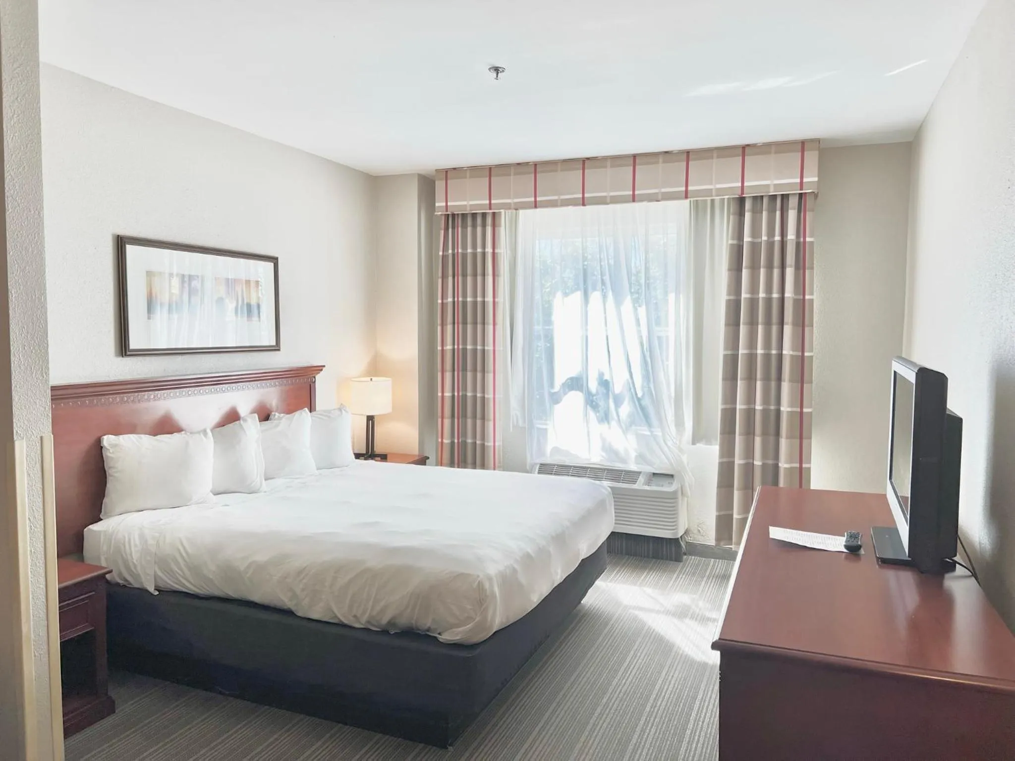 Bed in Country Inn & Suites by Radisson, Emporia, VA