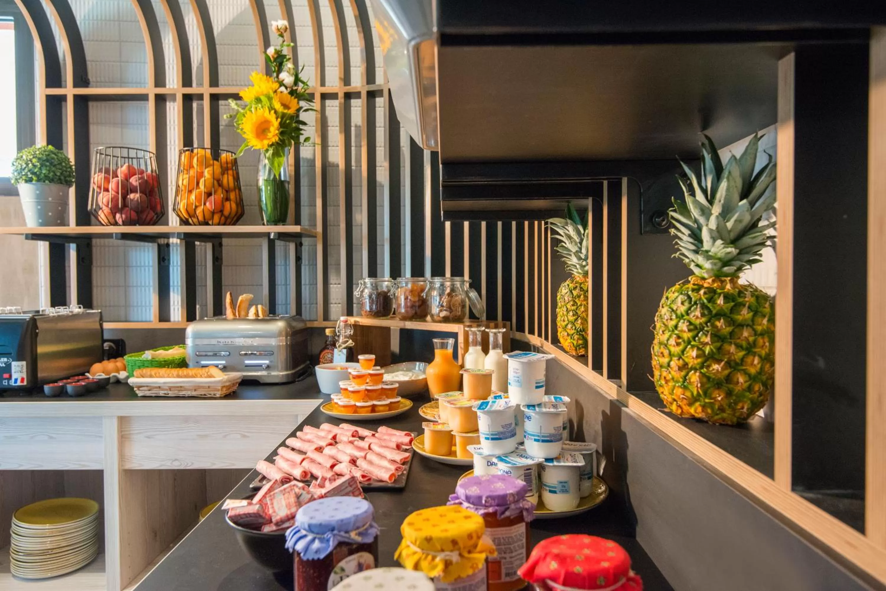Buffet breakfast in ibis Styles Pertuis Portes du Luberon