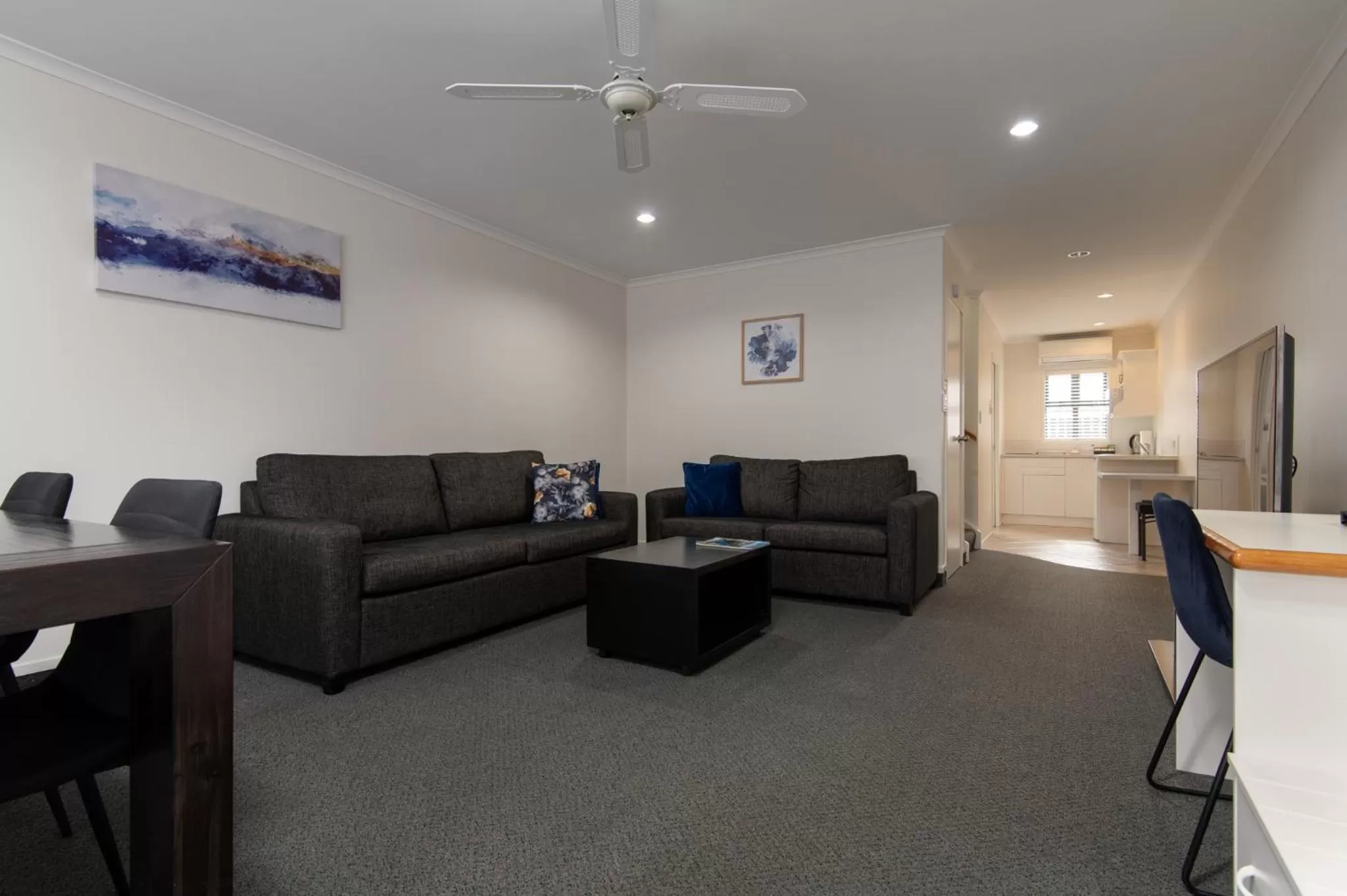 Living room in Cambridge Mews Motel