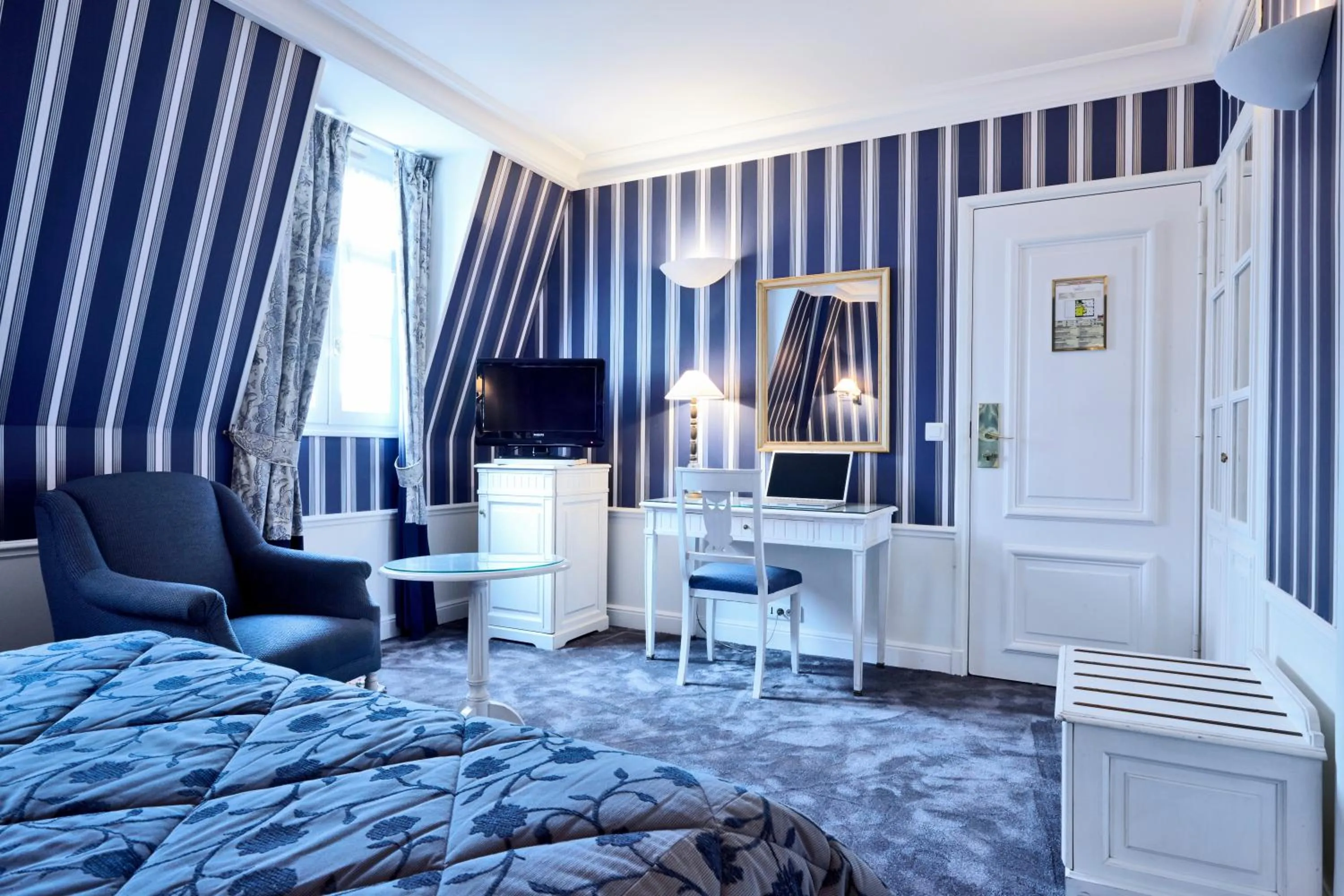 Bed in Golden Tulip Washington Opera