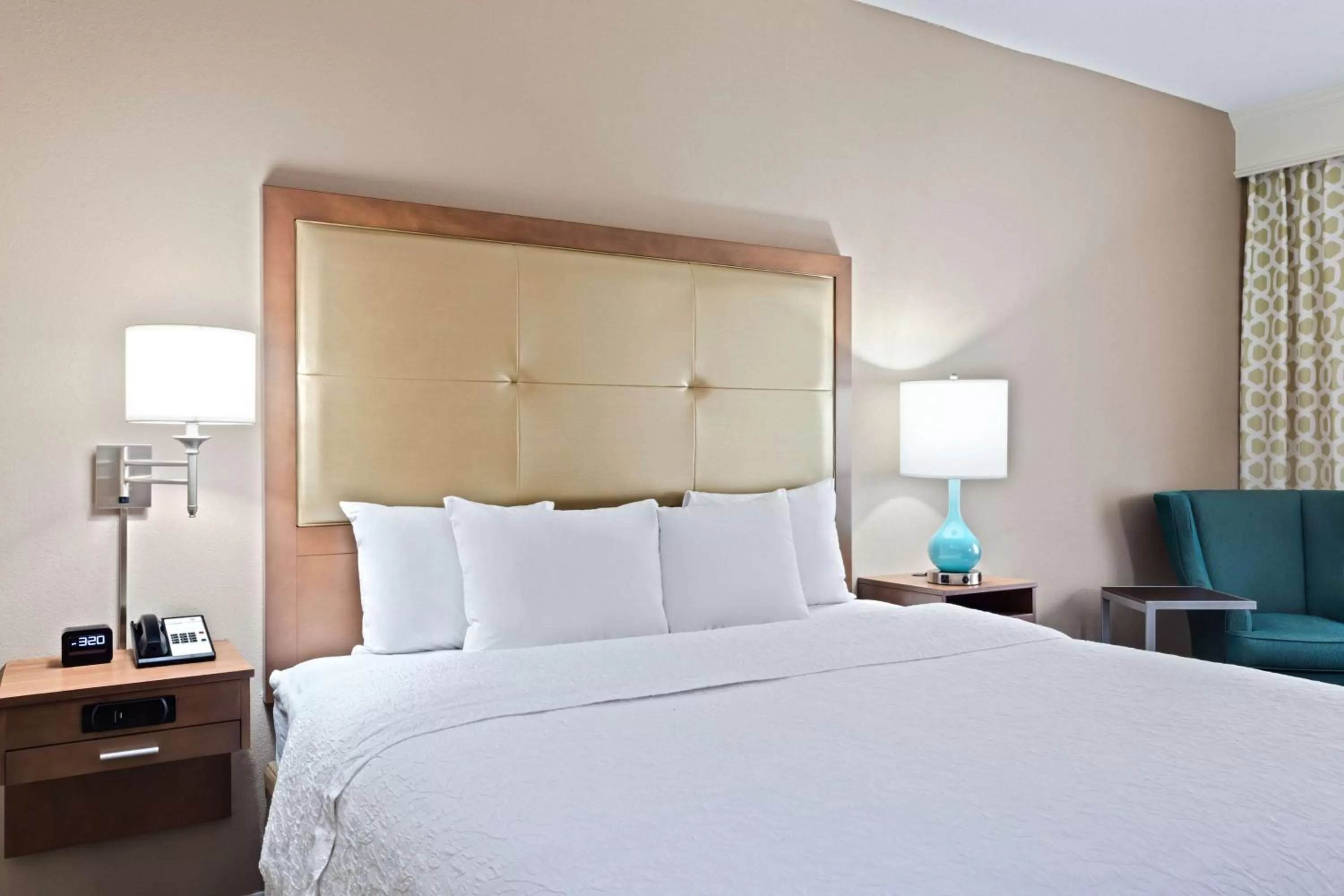 Bed in Hampton Inn & Suites Atlanta/Duluth/Gwinnett