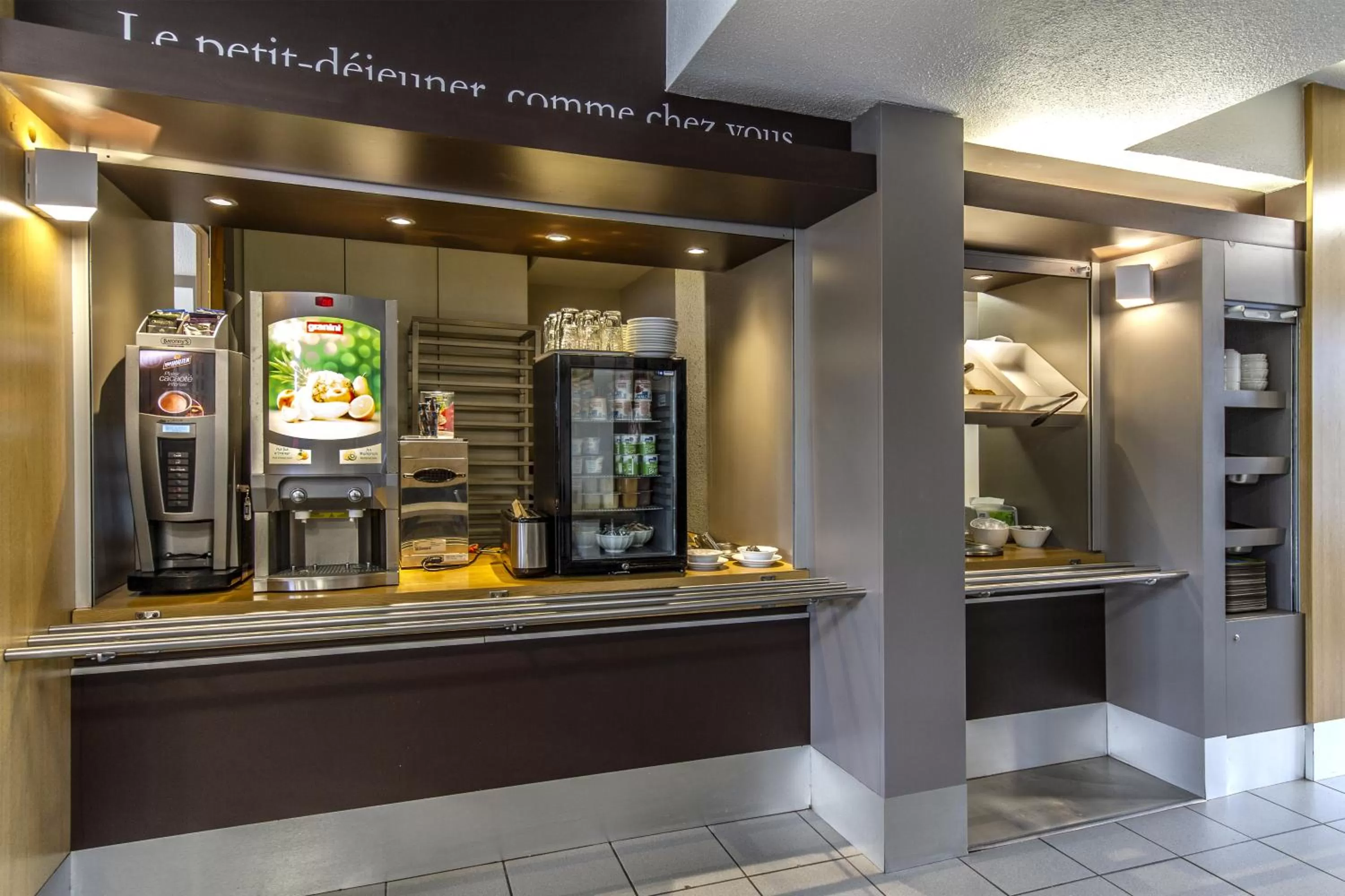 Buffet breakfast in B&B HOTEL Perpignan Sud Porte d'Espagne