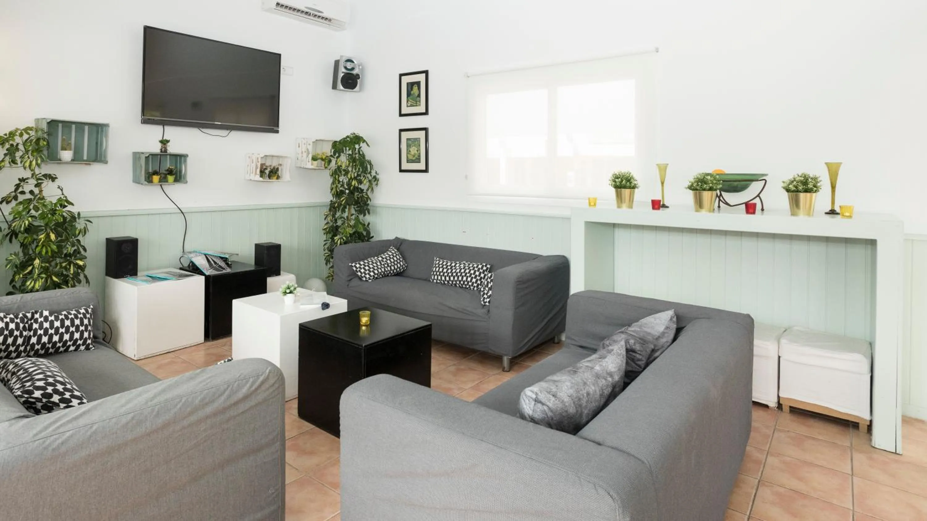 Communal lounge/ TV room in Hotel d'Or