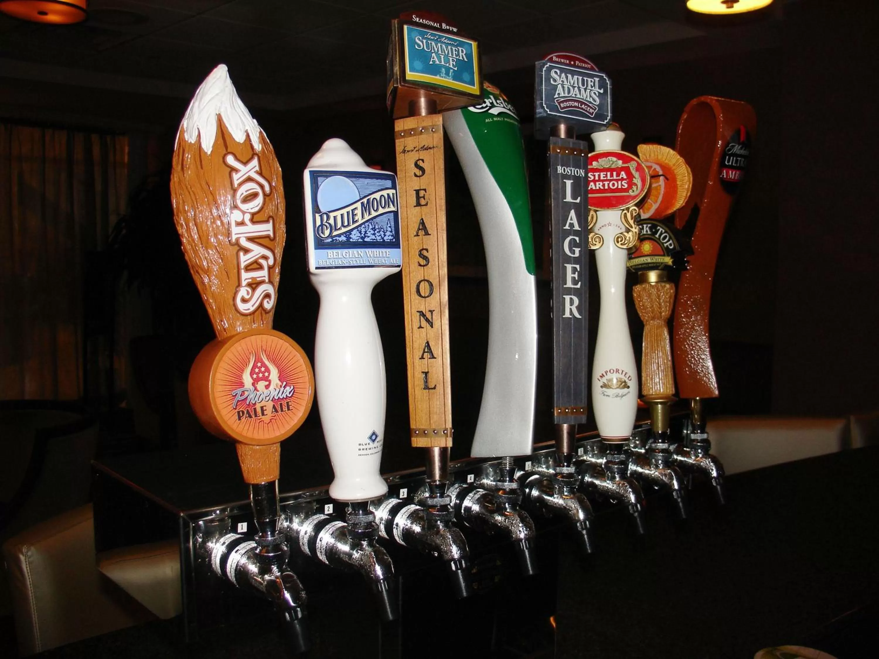 Lounge or bar in Armoni Inn & Suites