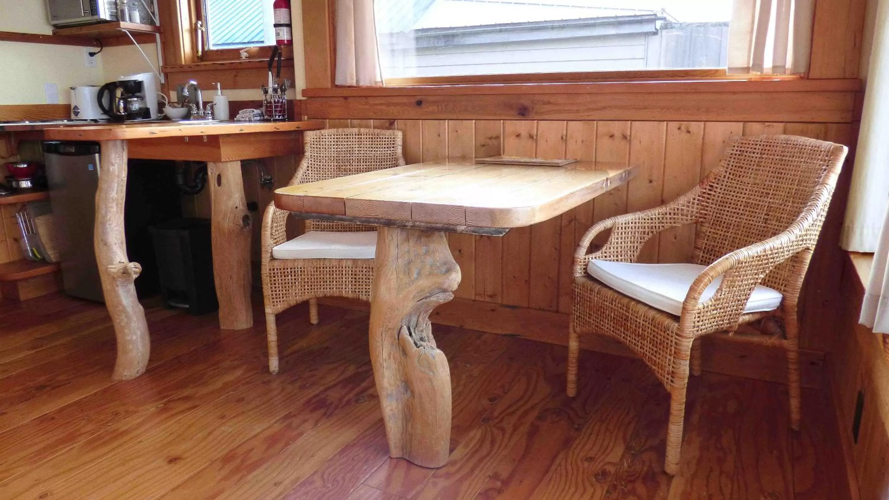 Coffee/tea facilities, Seating Area in Seine Boat Inn