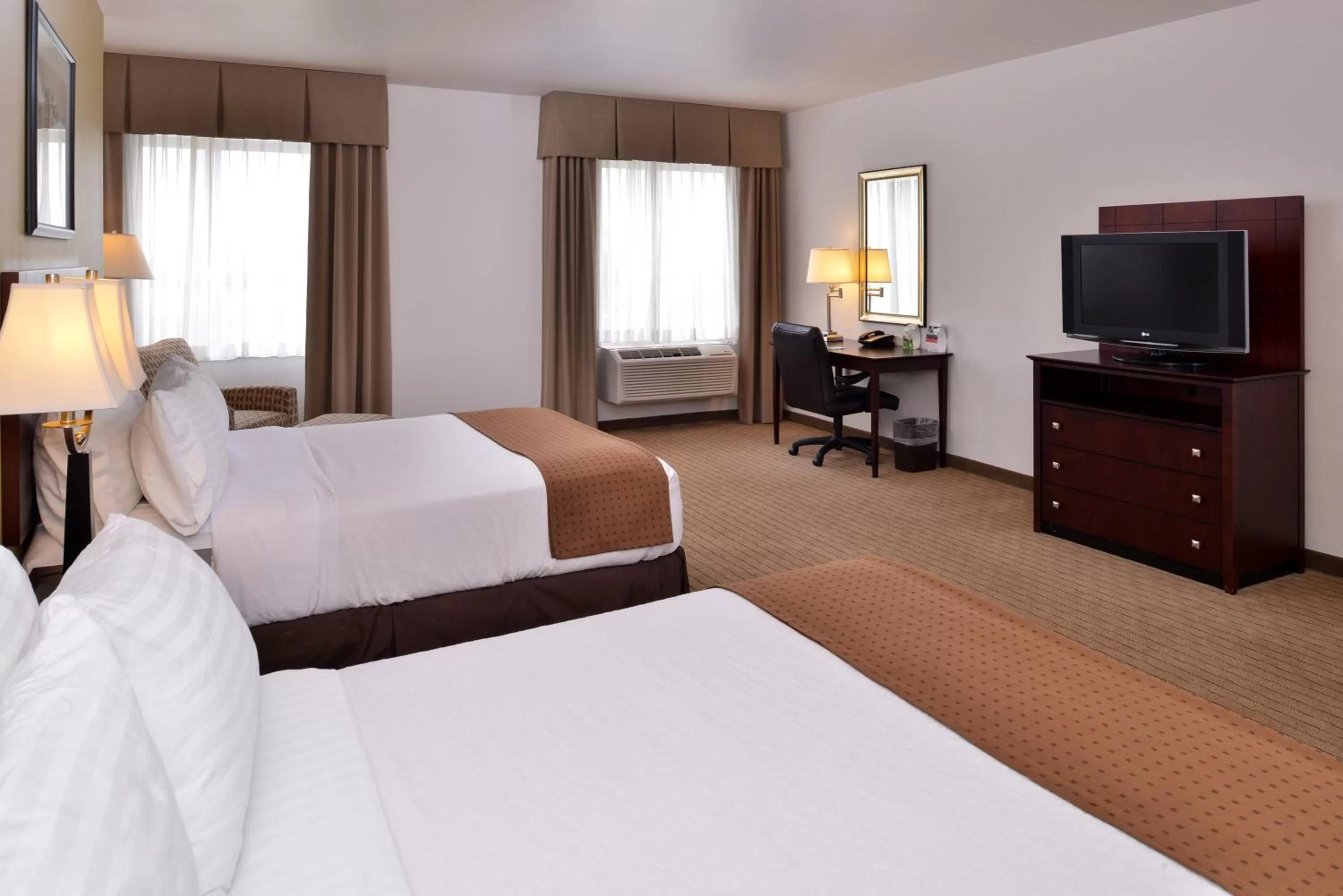 Photo of the whole room, Bed in Holiday Inn Madison at The American Center by IHG