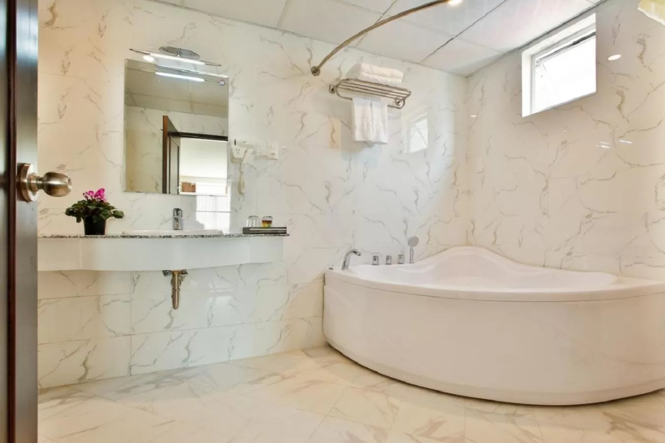 Bathroom in ALUNA Ben Thanh Hotel