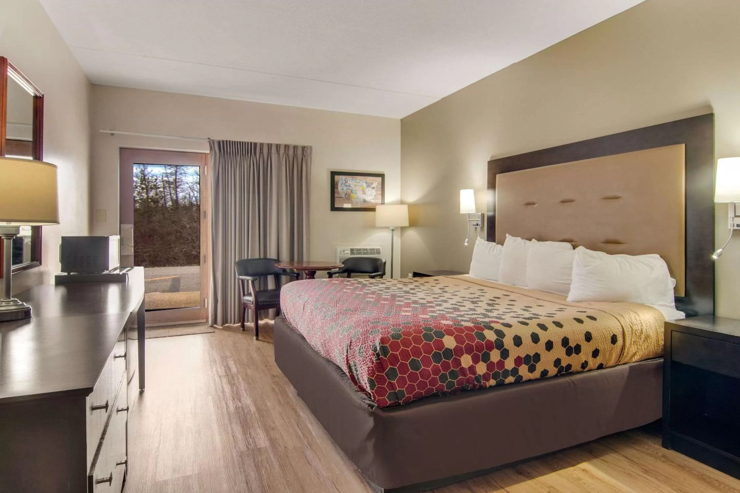 Bedroom, Bed in Econo Lodge Cadillac by Choice