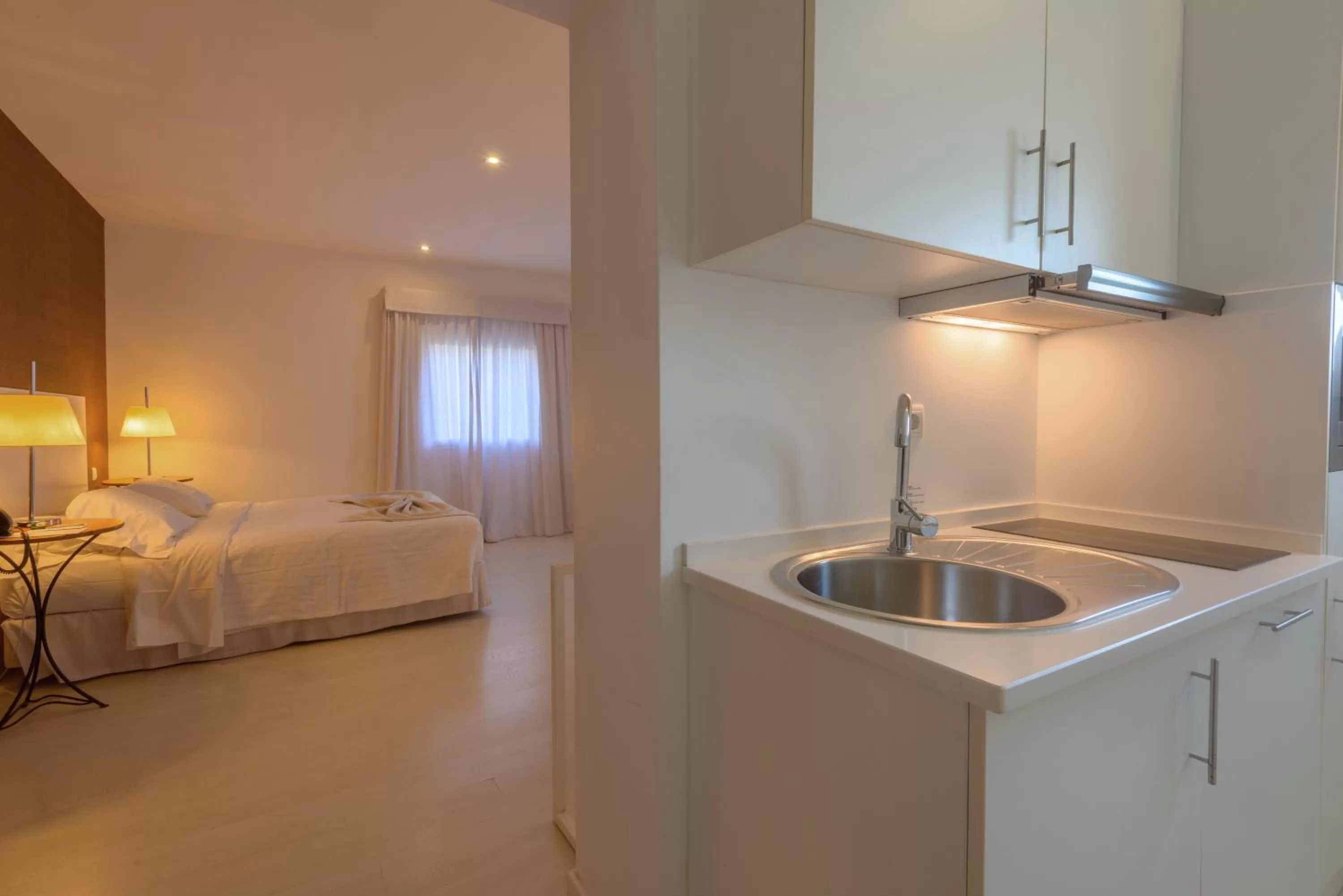 Bedroom, Bed in Amazonia Estoril Hotel