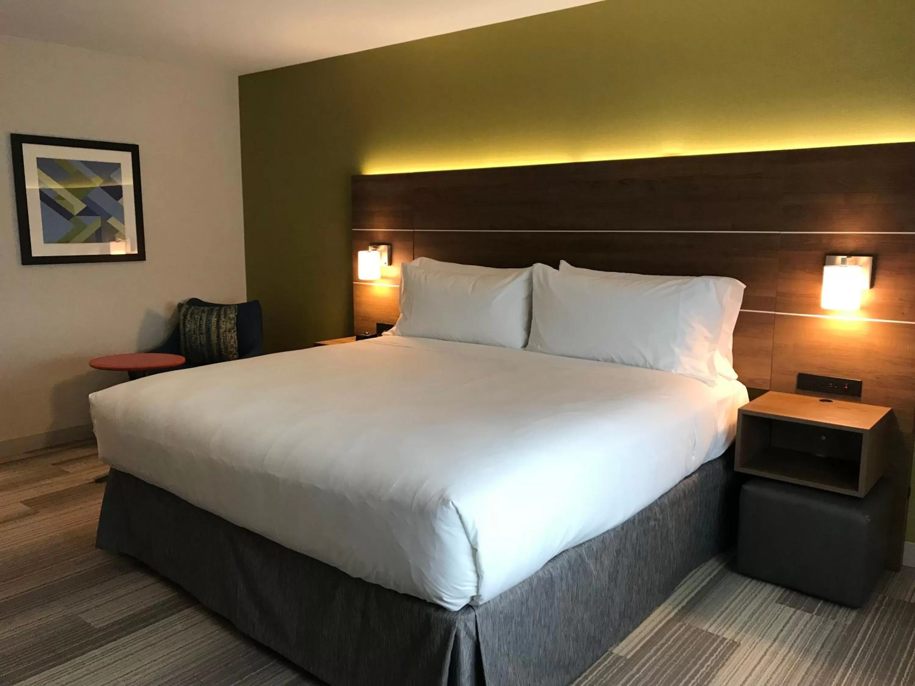 Photo of the whole room, Bed in Holiday Inn Express & Suites Pasadena - Los Angeles by IHG