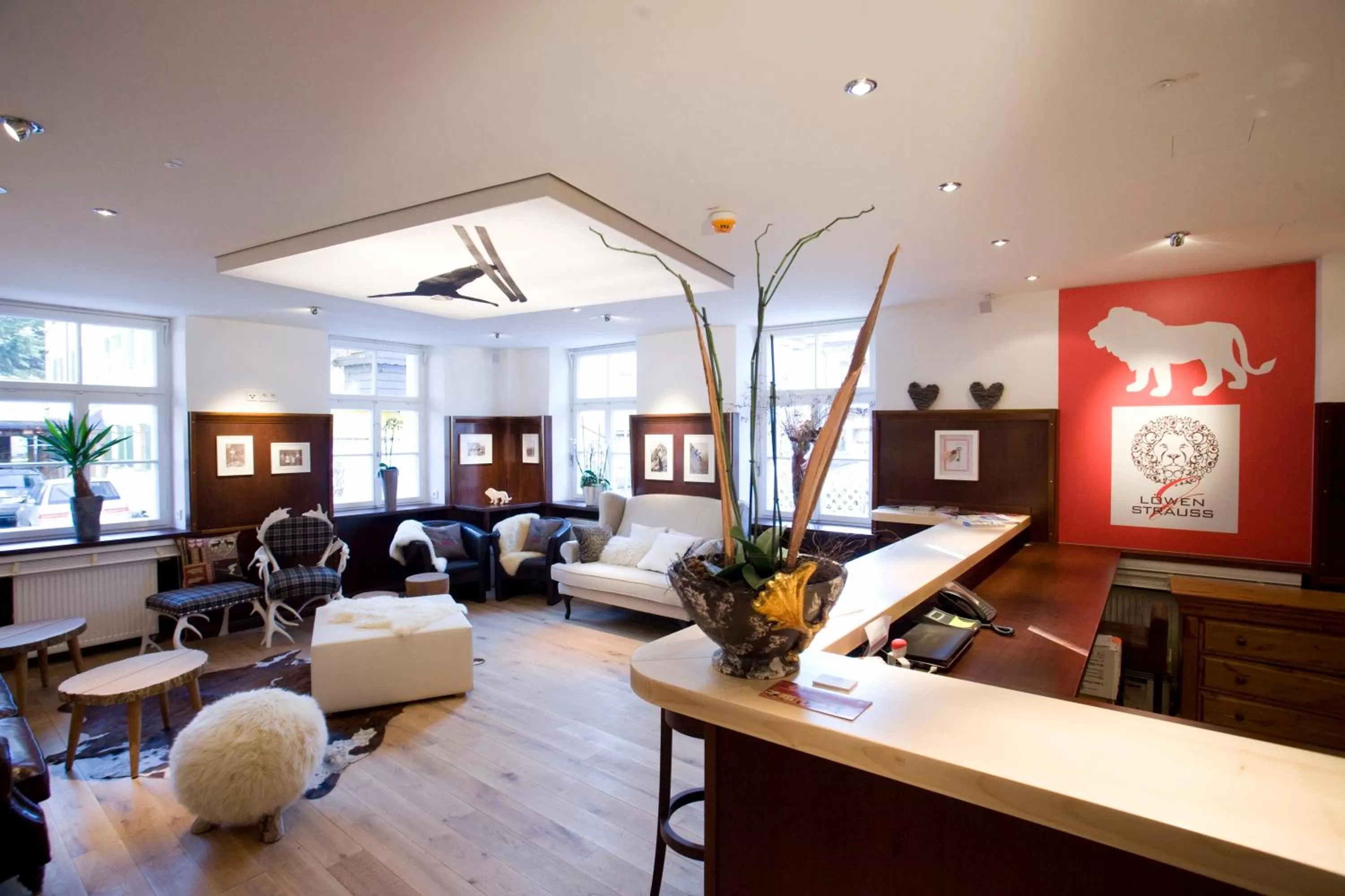 Lobby or reception in Alpin Lifestyle Hotel Löwen & Strauss
