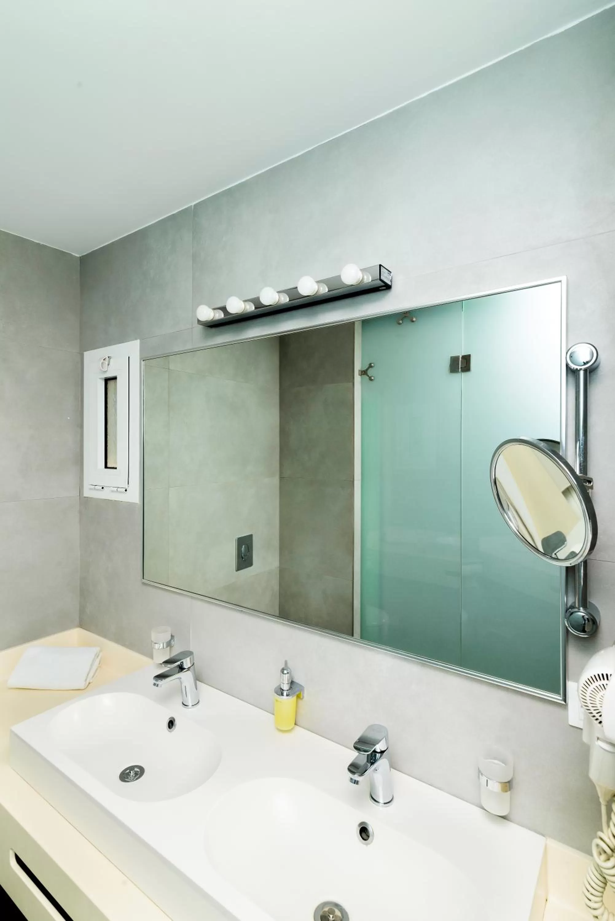 Bathroom in Kastro Hotel