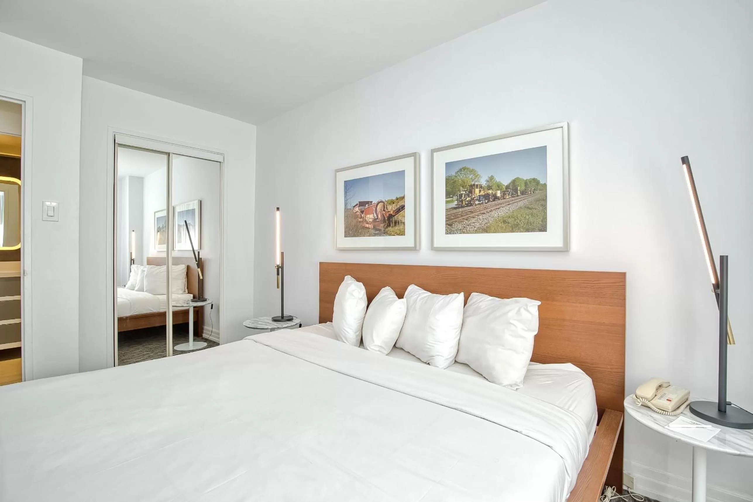 Bedroom, Bed in Town Inn Suites Hotel