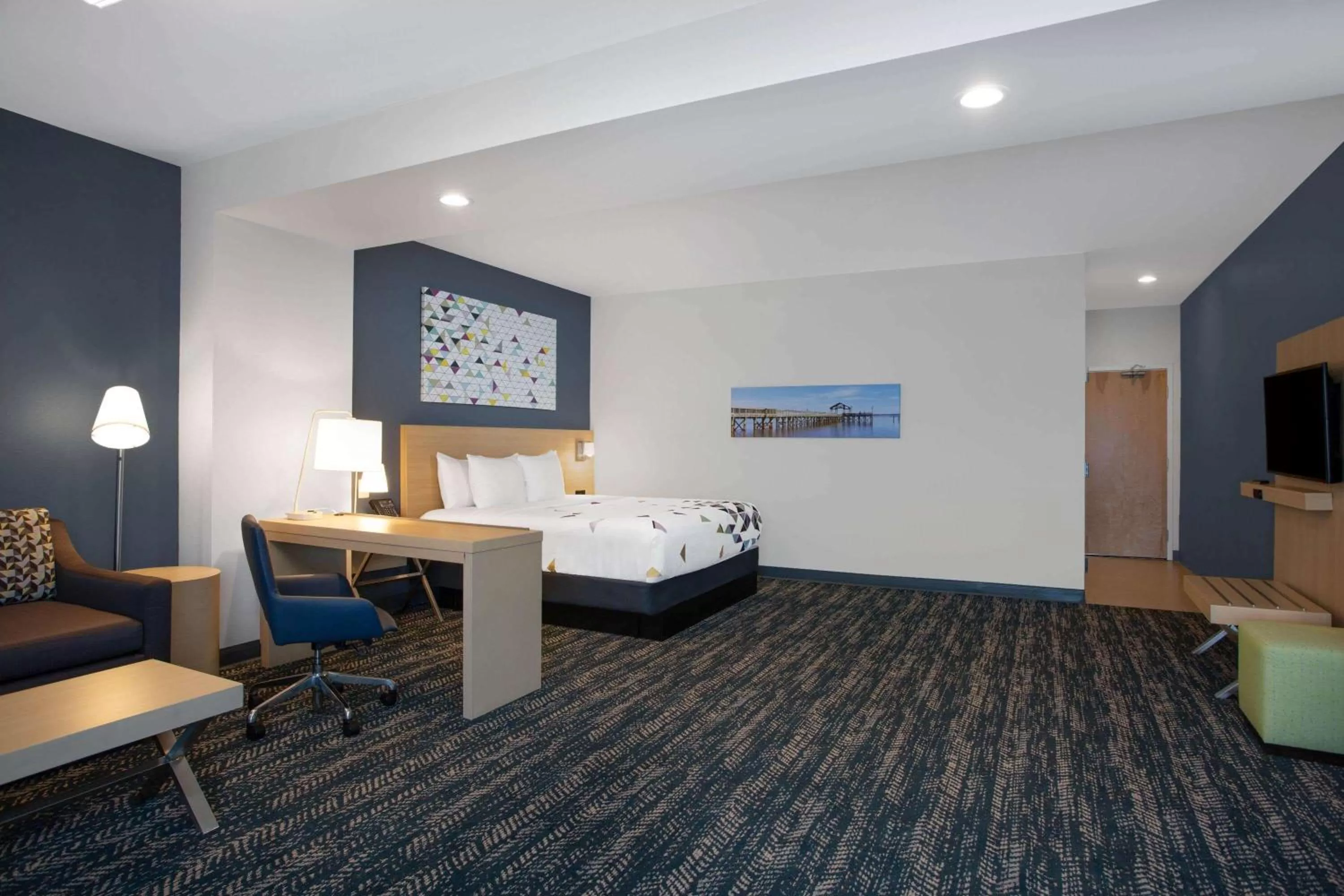 Photo of the whole room, Bed in La Quinta Inn & Suites by Wyndham Manassas, VA- Dulles Airport