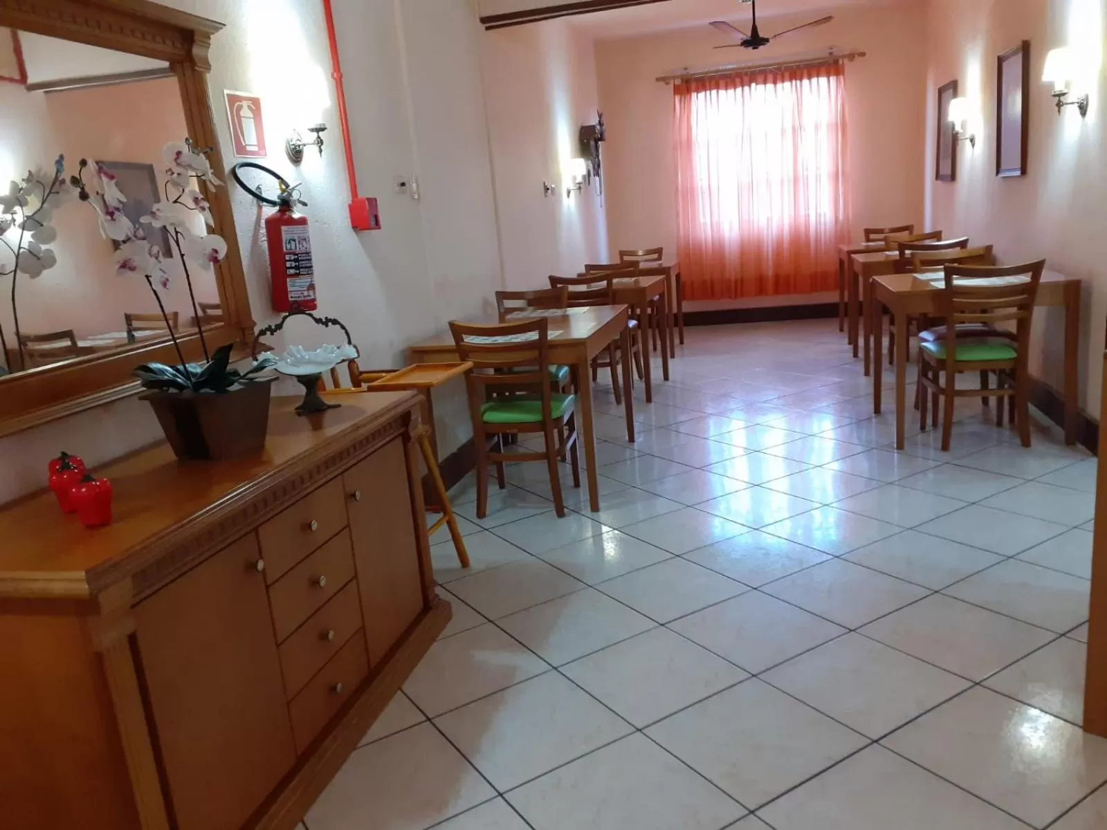 Kitchen or kitchenette, Restaurant/Places to Eat in Taufik Hotel