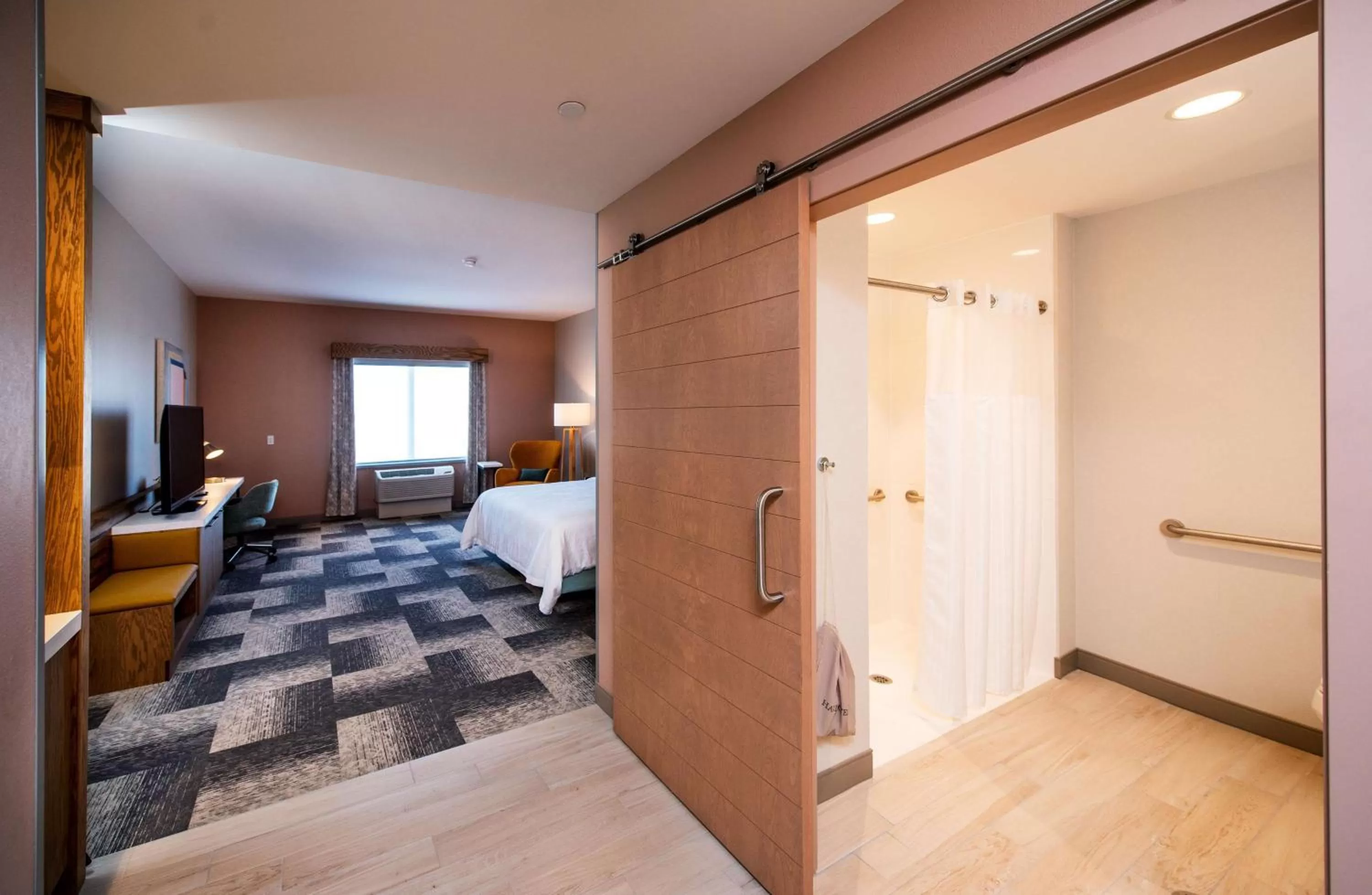 Bathroom, Bed in Hilton Garden Inn Moncton Downtown, Nb