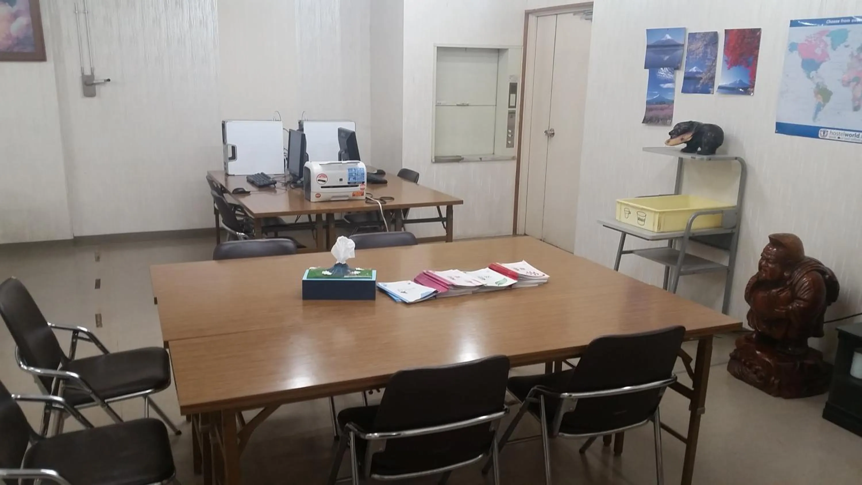 Communal lounge/ TV room in Kawaguchiko Station Inn