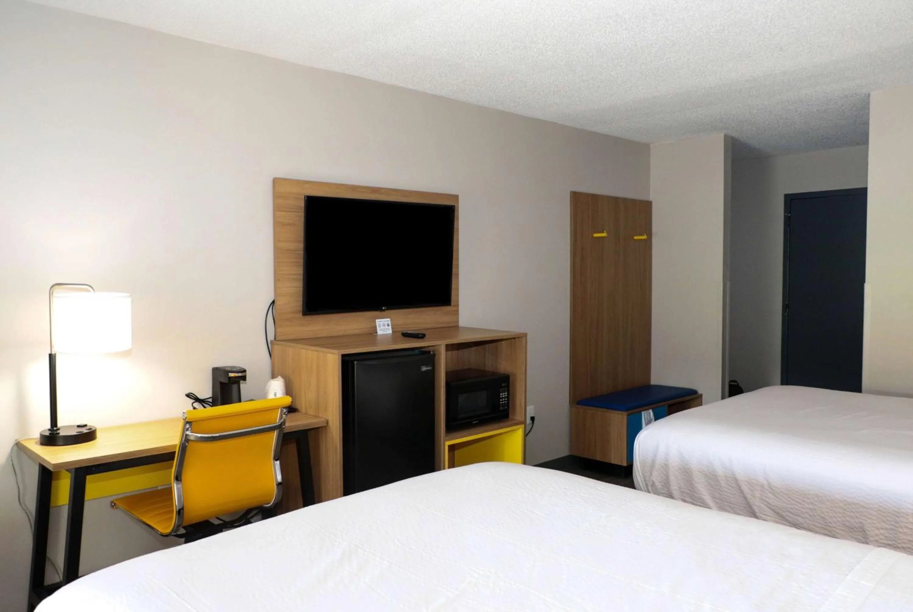 Photo of the whole room, Bed in Days Inn by Wyndham Farmville