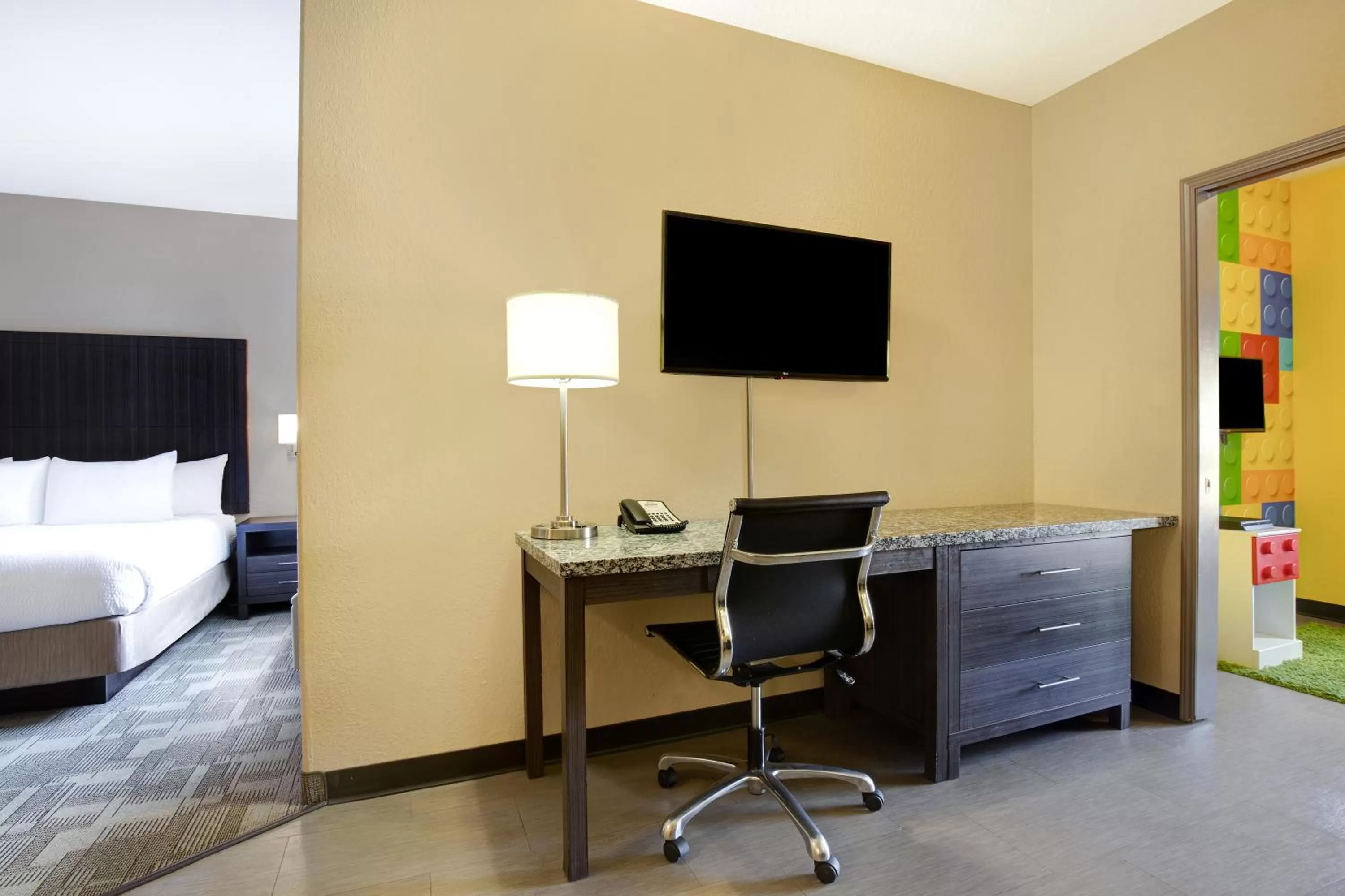 TV and multimedia, Bed in Days Inn by Wyndham Medicine Hat