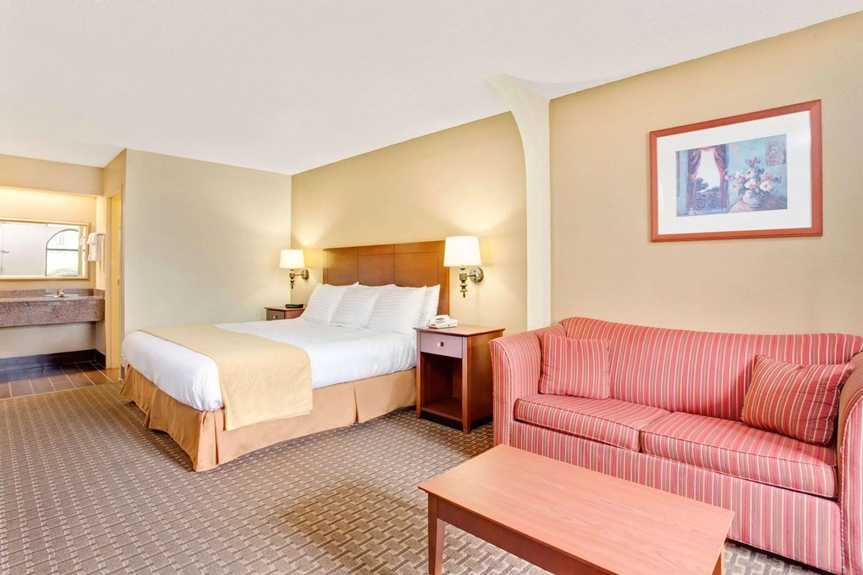 Photo of the whole room, Bed in Days Inn & Suites by Wyndham Stockbridge South Atlanta