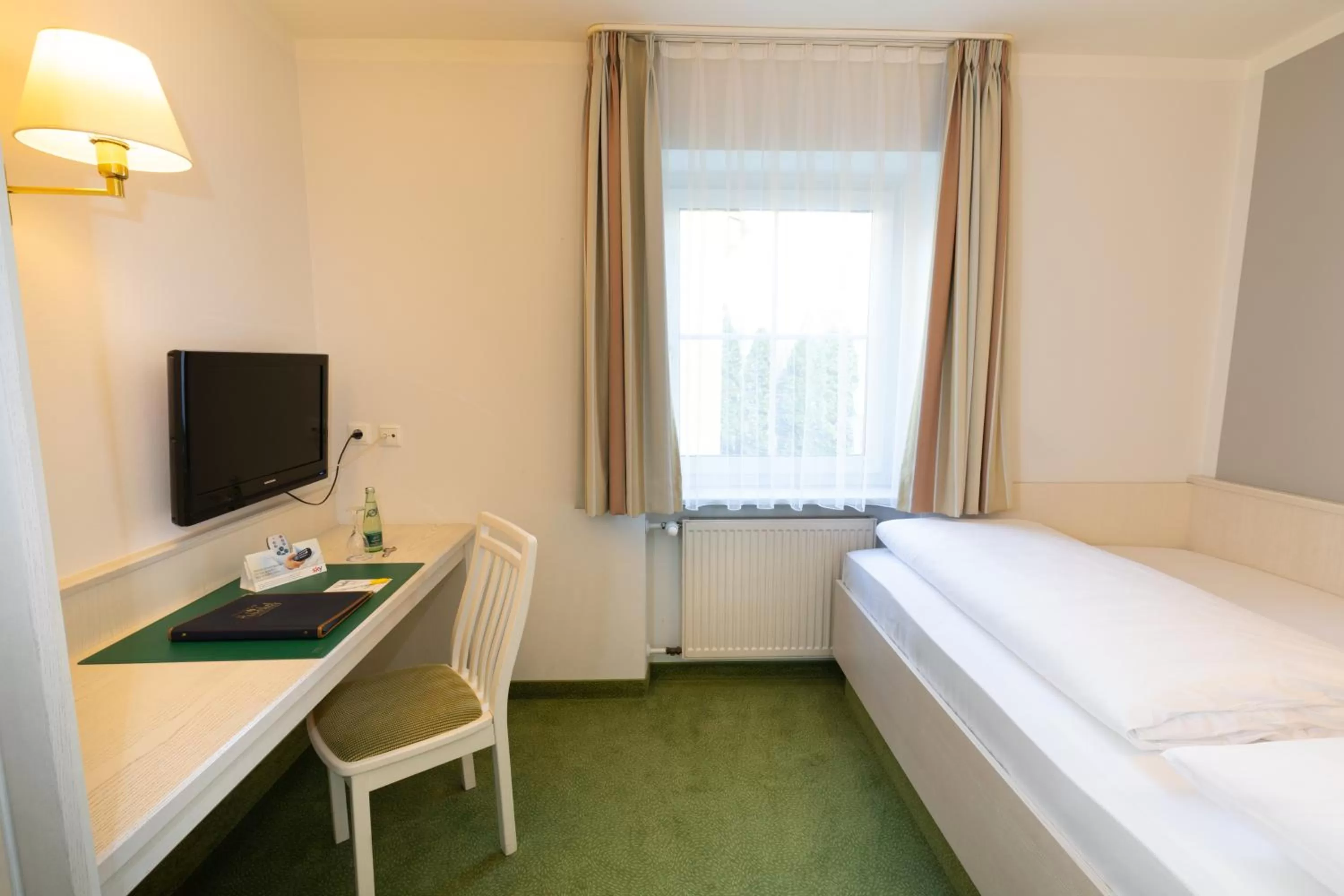 Photo of the whole room, Bed in Landhotel-Restaurant Huberhof Allershausen