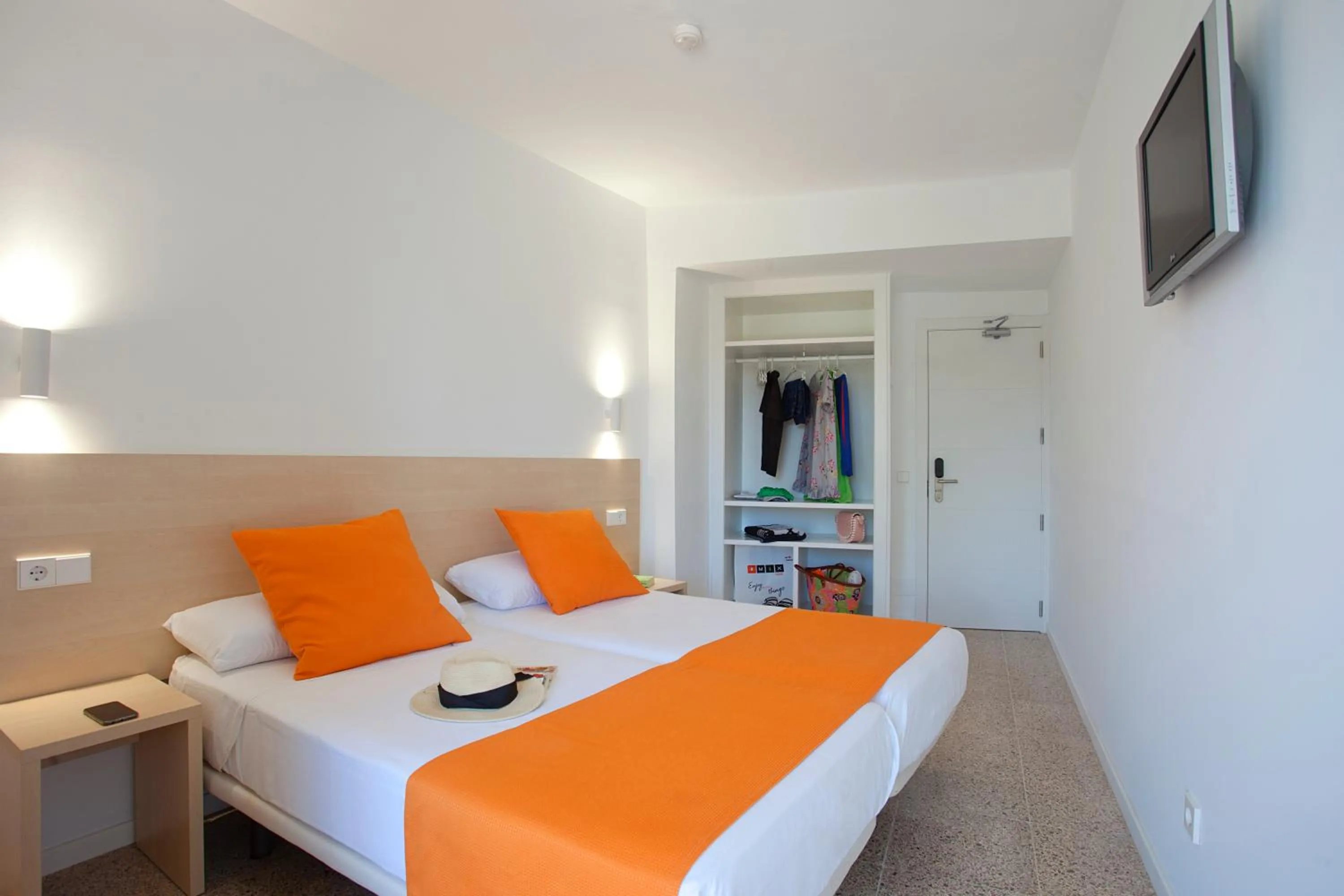 Photo of the whole room, Bed in Mix Peru Playa