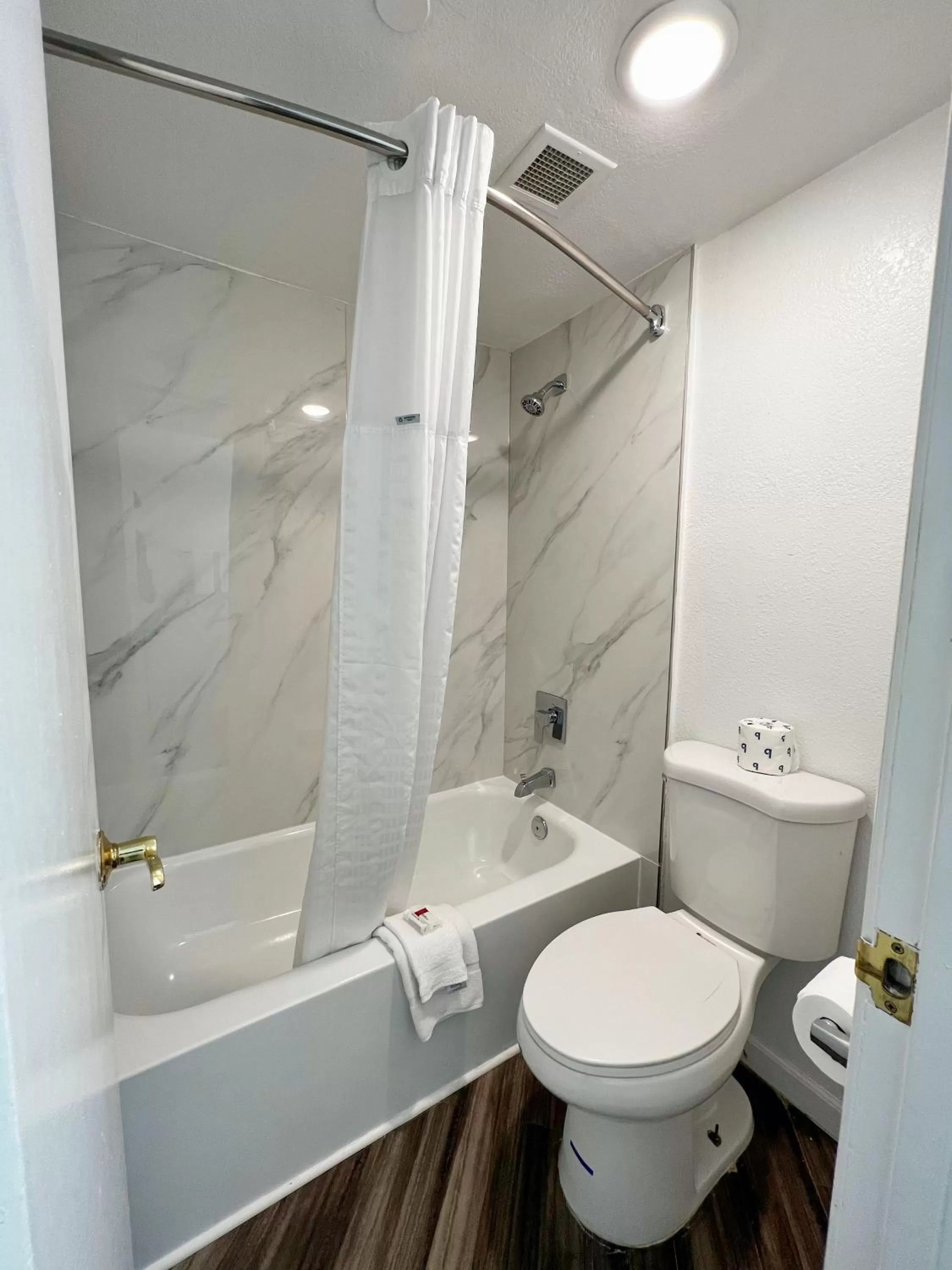 Bathroom in La Quinta Inn by Wyndham Sacramento North