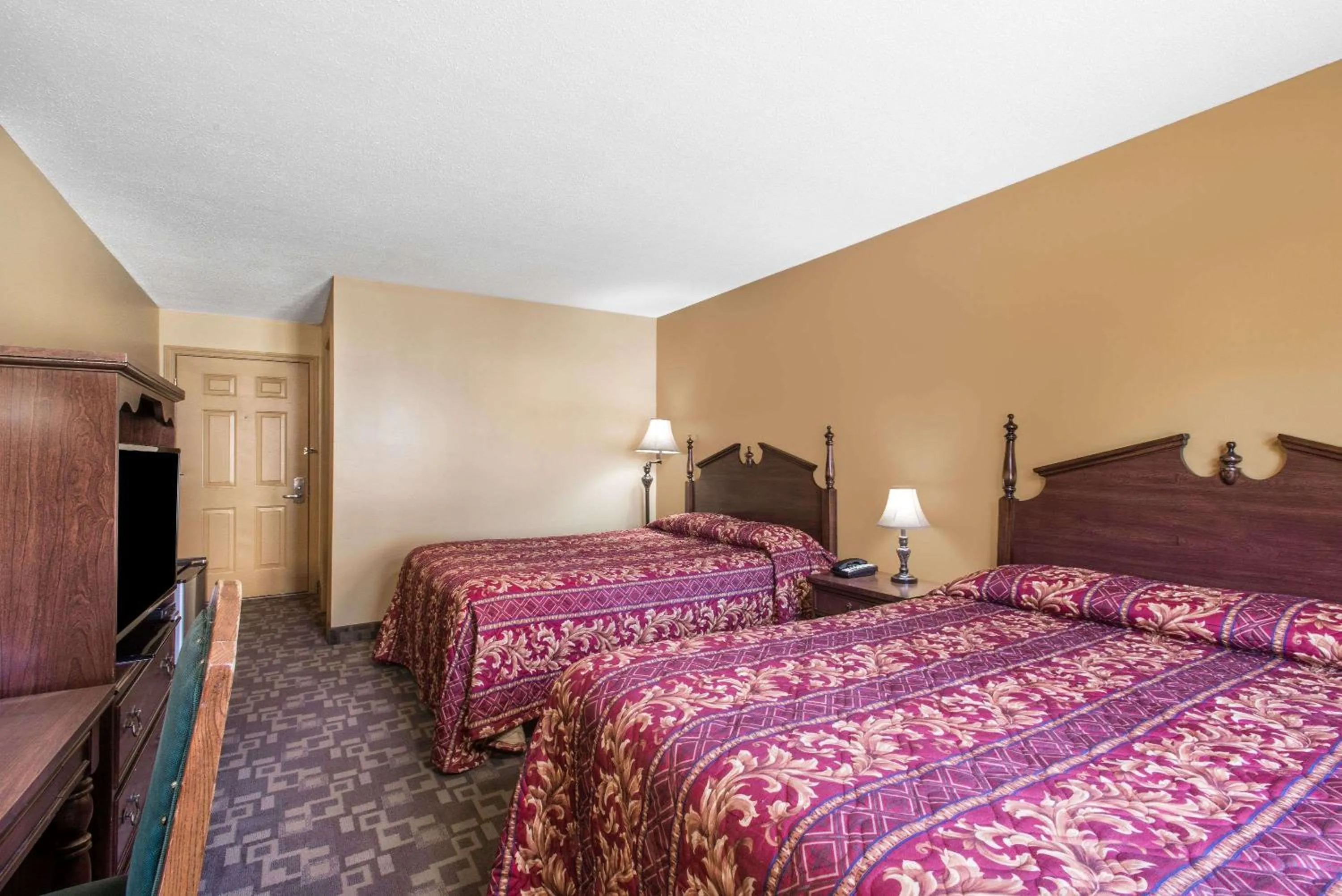 Photo of the whole room, Bed in Knights Inn Hadley