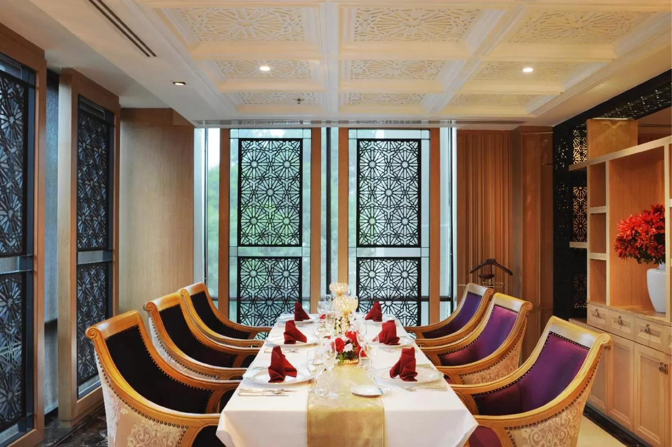 Restaurant/places to eat in Al Meroz Hotel Bangkok - The Leading Halal Hotel