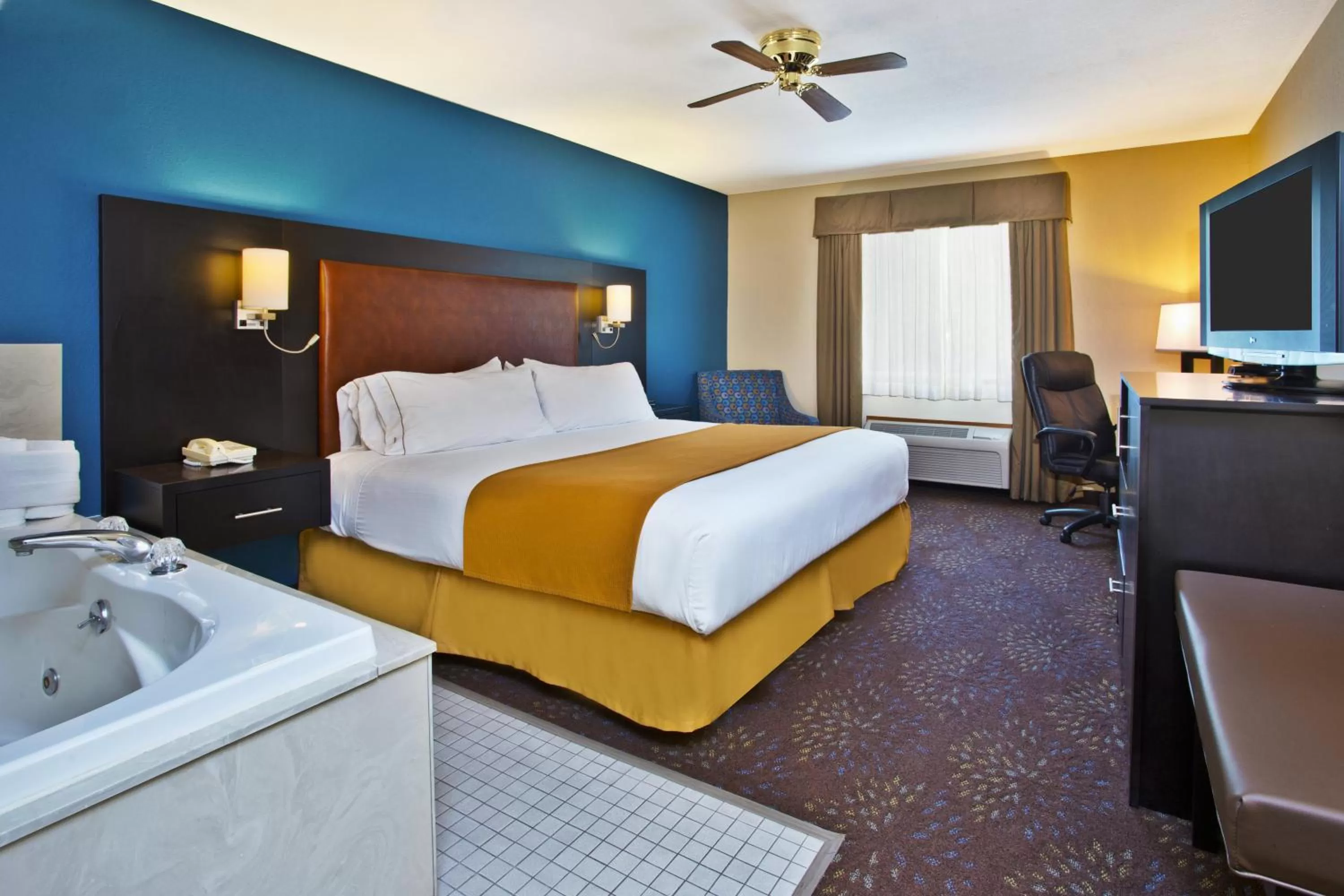 Photo of the whole room, Bed in Holiday Inn Express Mackinaw City by IHG