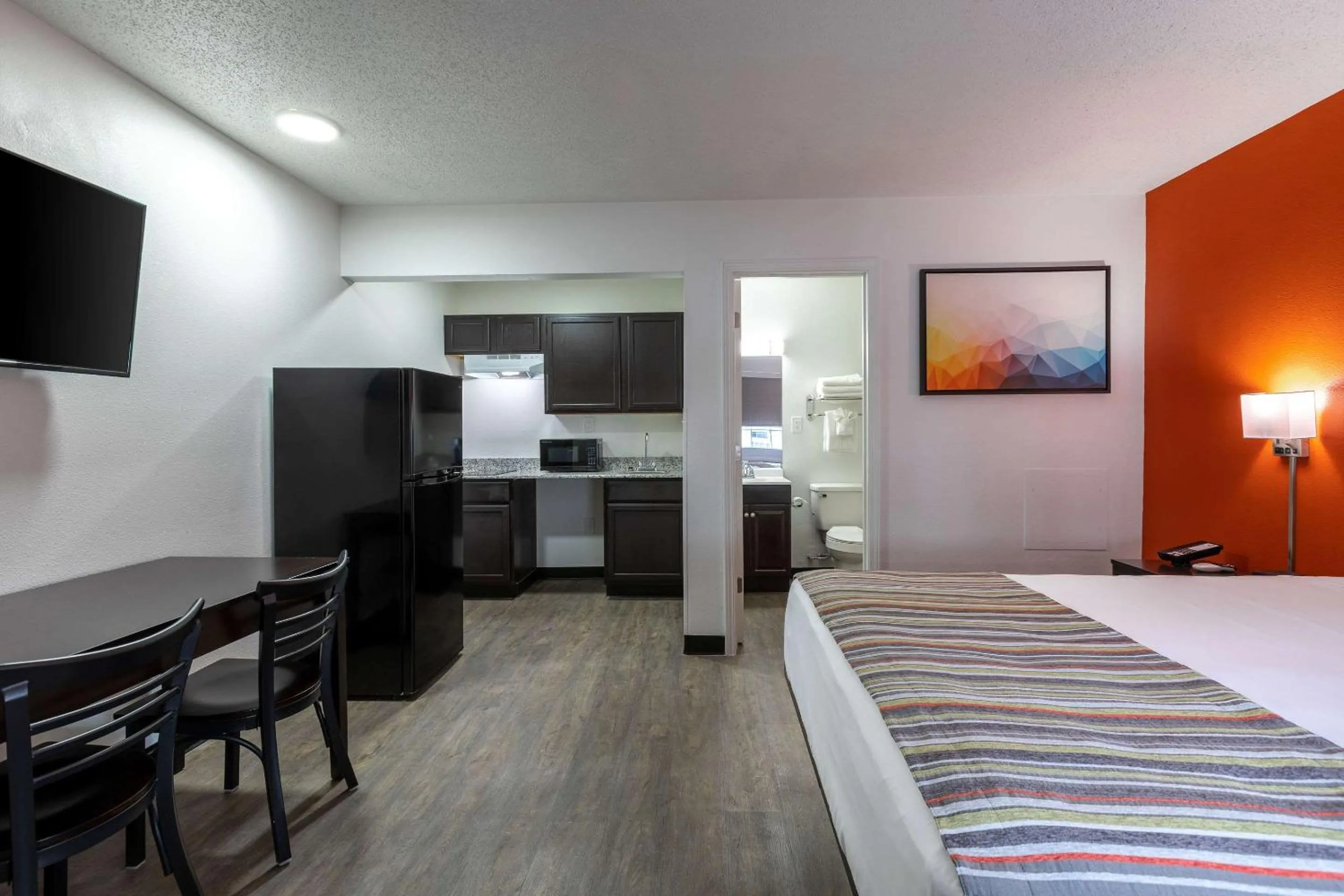 Bedroom, Bed in Suburban Studios Spartanburg - I-26