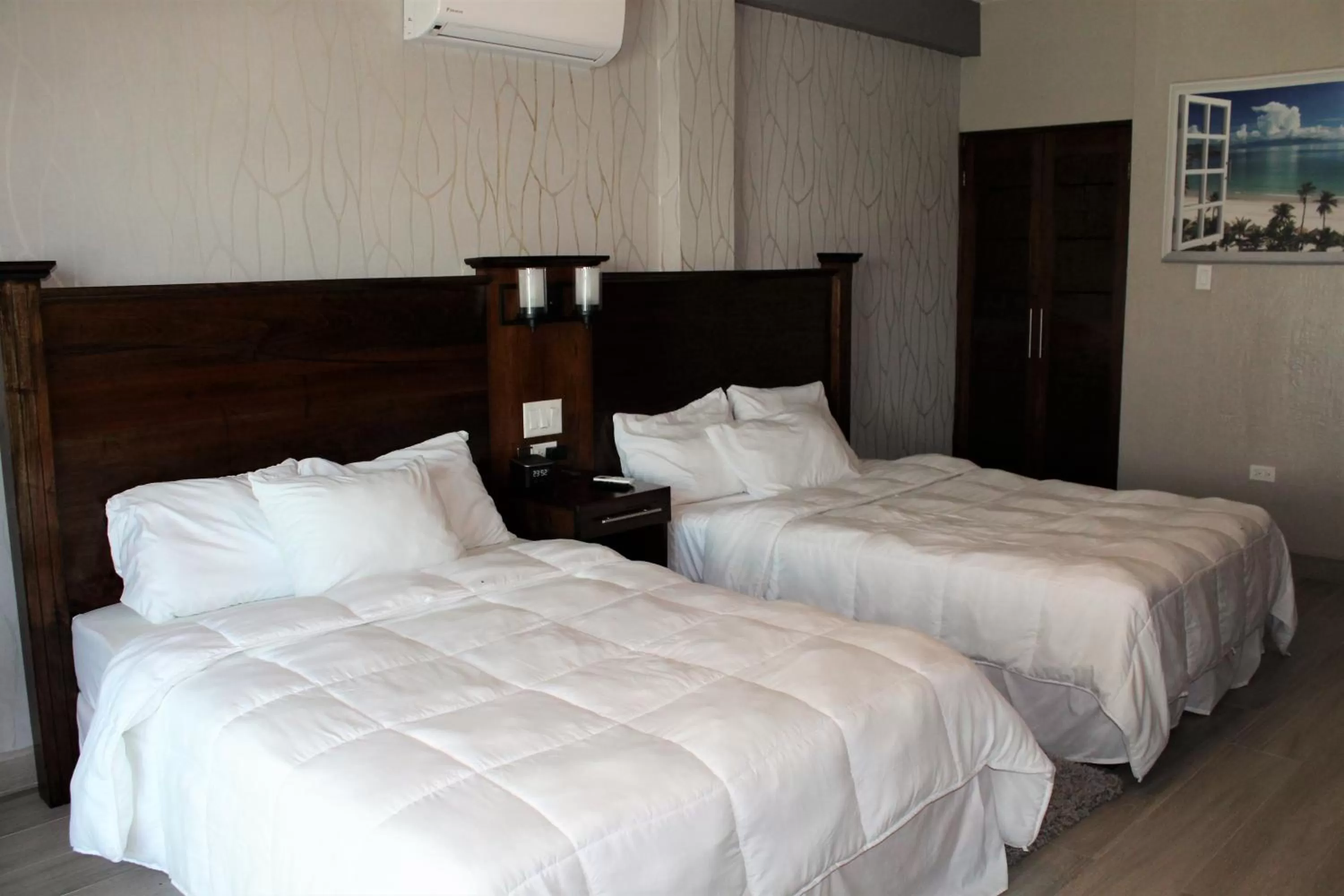 Photo of the whole room, Bed in Barefoot Caye Caulker Hotel