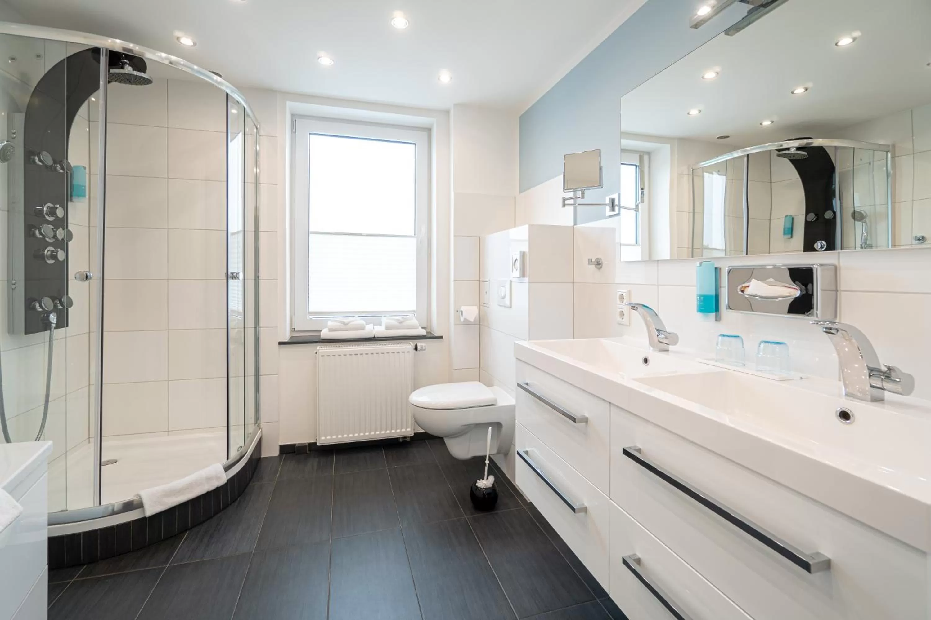 Bathroom in Hotel Deutscher Hof