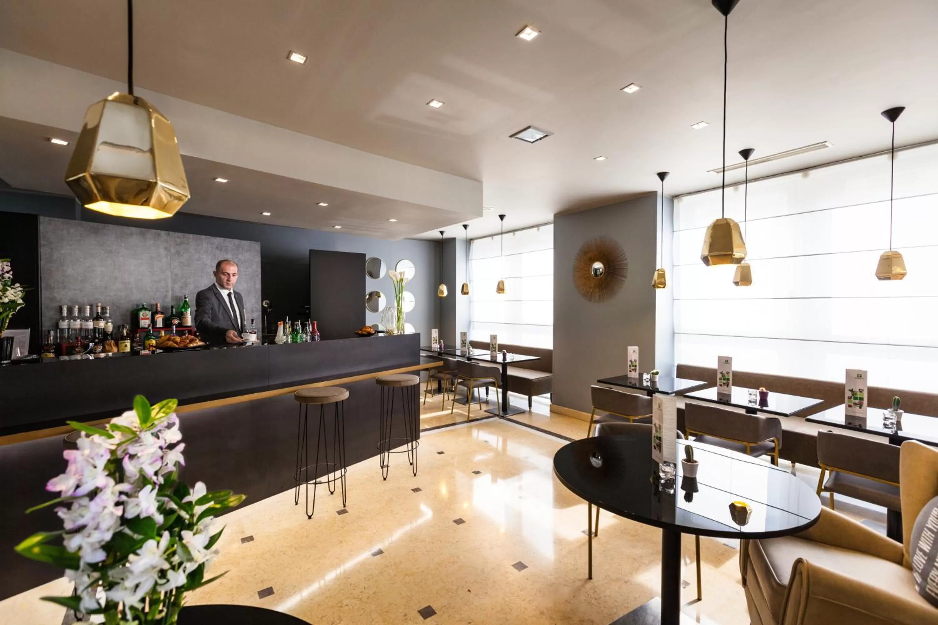Lounge or bar in Holiday Inn Milan Garibaldi Station by IHG