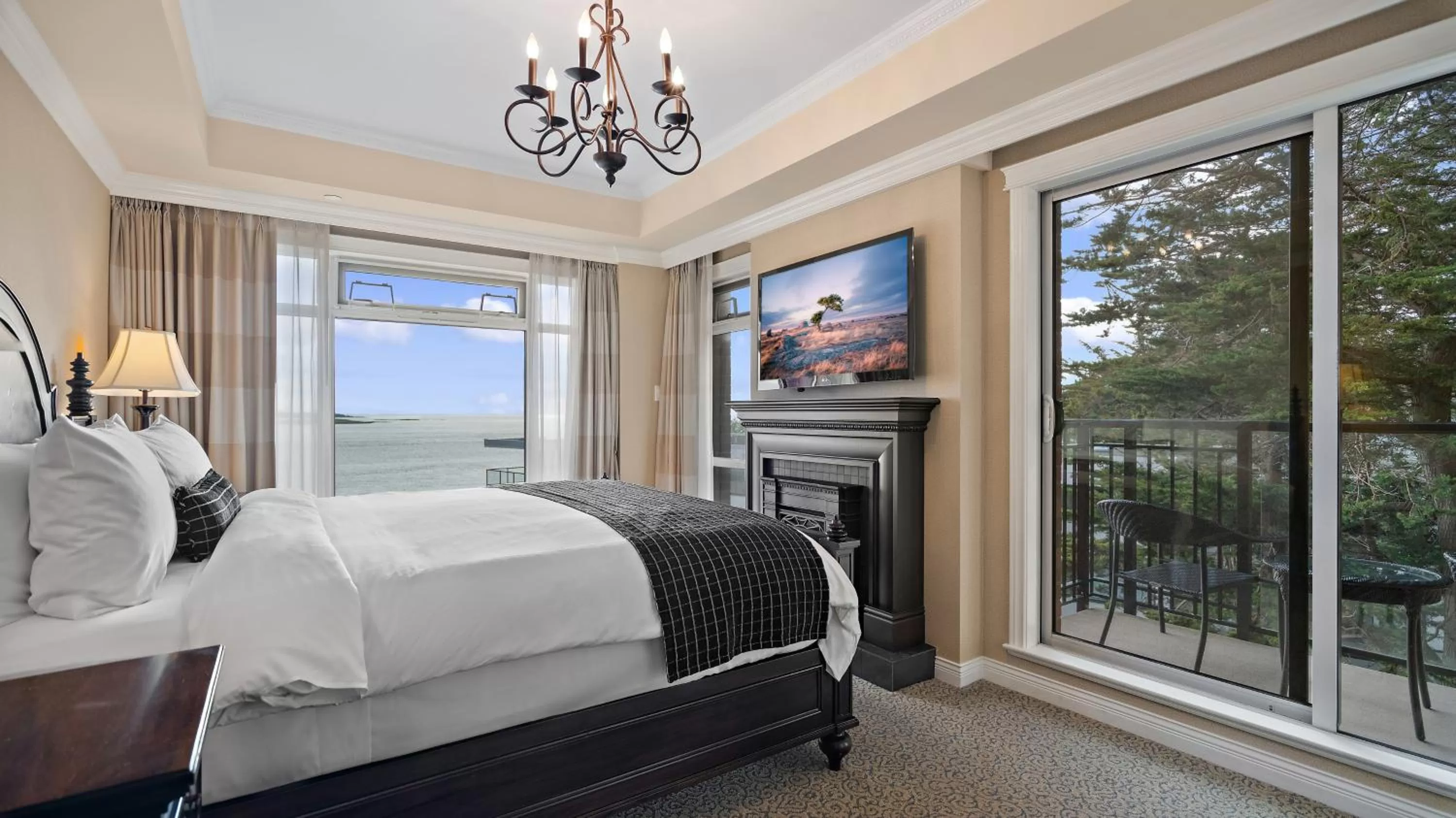 TV and multimedia, Bed in Oak Bay Beach Hotel