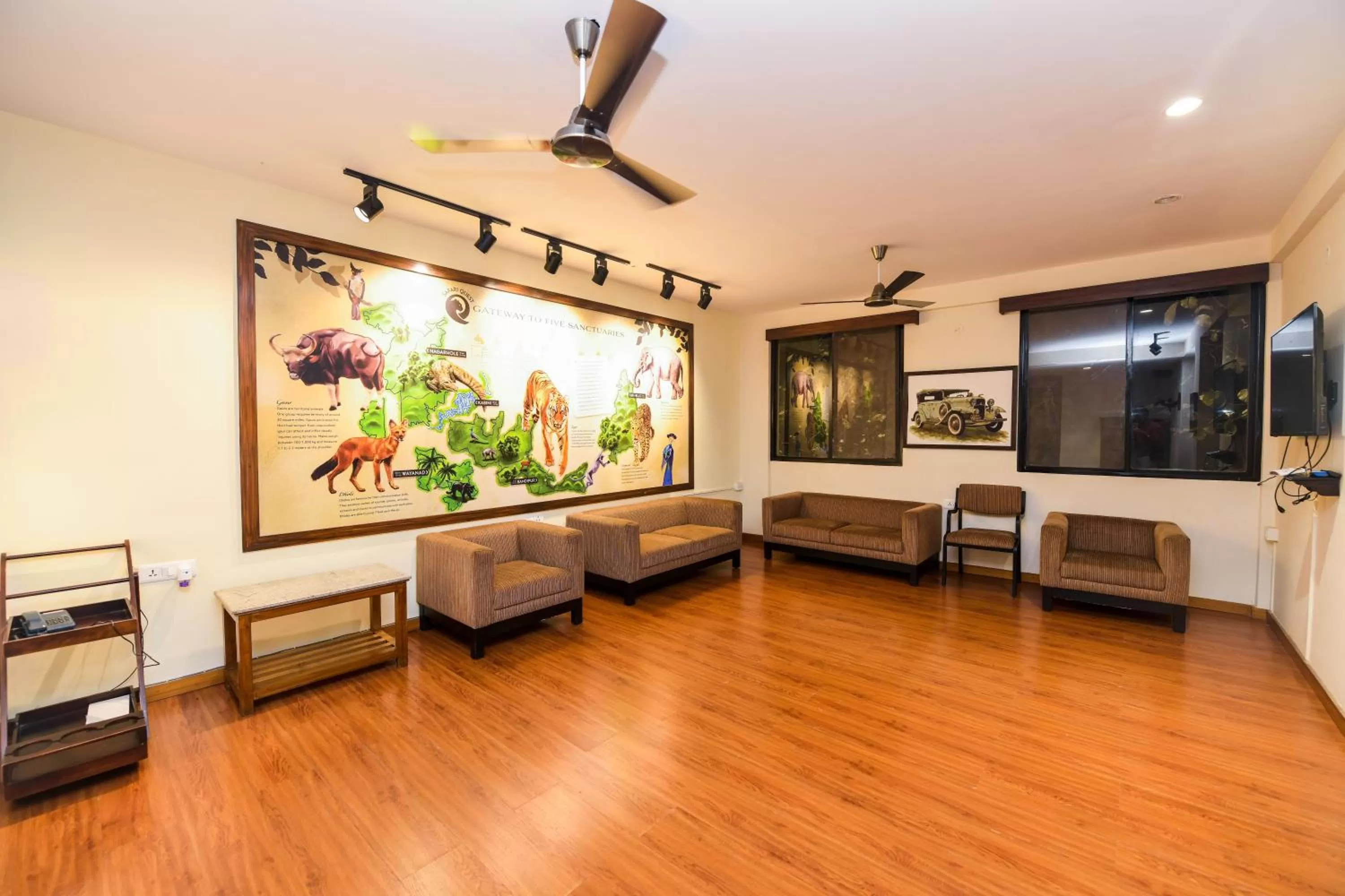 Communal lounge/ TV room in SAFARI QUEST