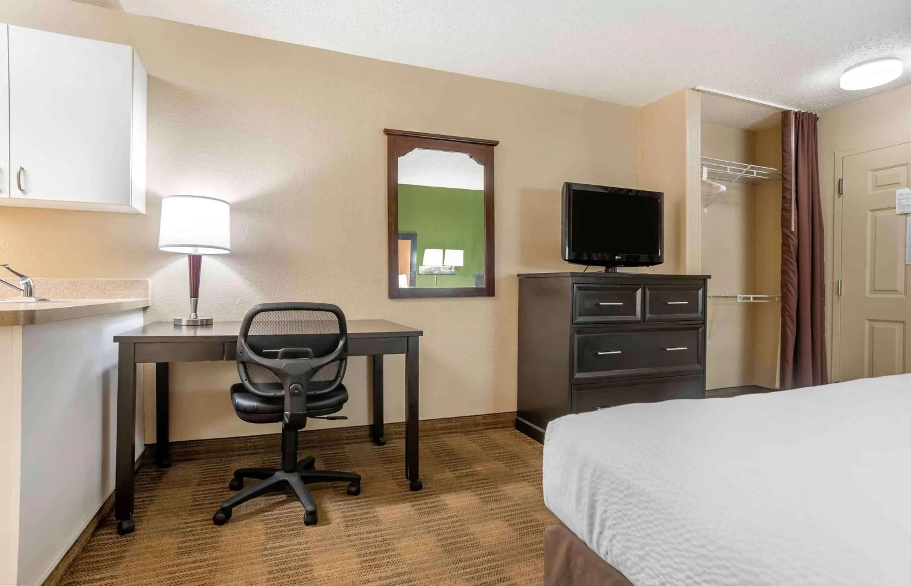 Bedroom, Bed in Extended Stay America Select Suites - Jackson - North