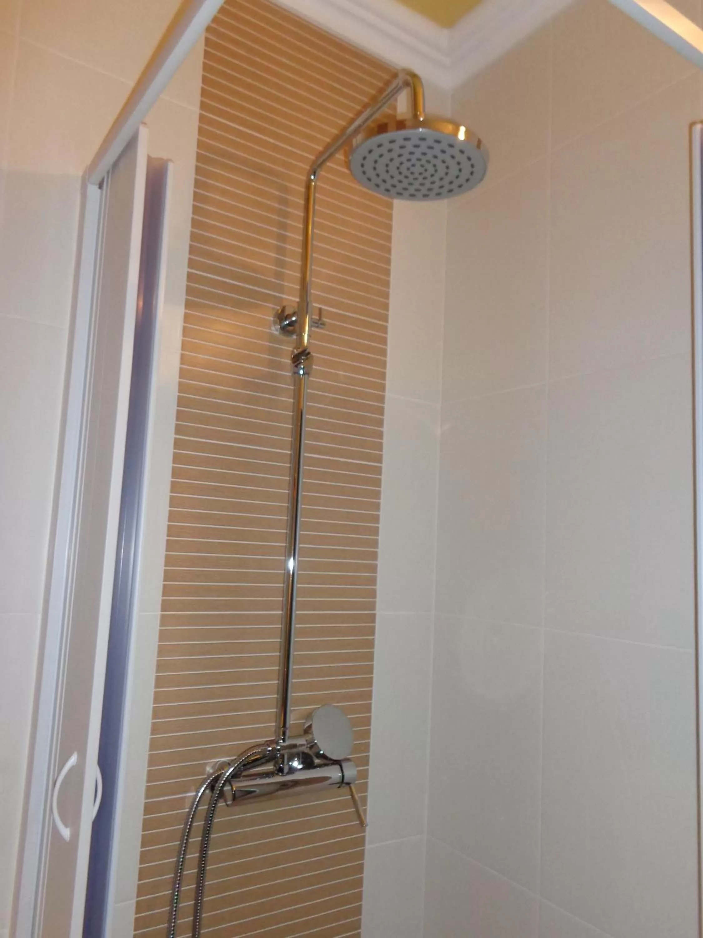 Shower in Rosa dos Ventos